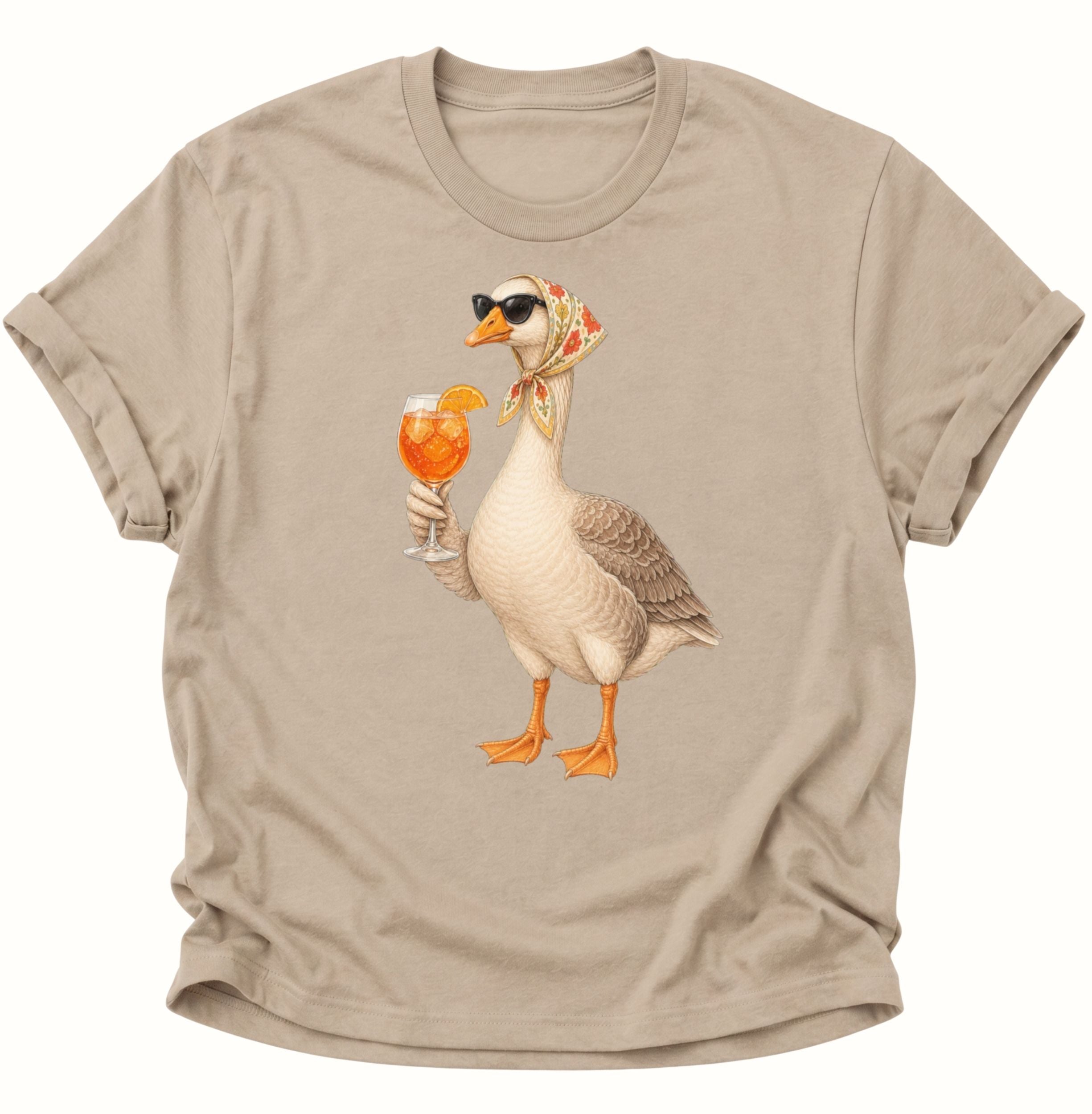 Sandfarbenes Unisex T-Shirt mit cooler Gans, geblümtem Kopftuch und fruchtigem Getränk von Pine & River.
