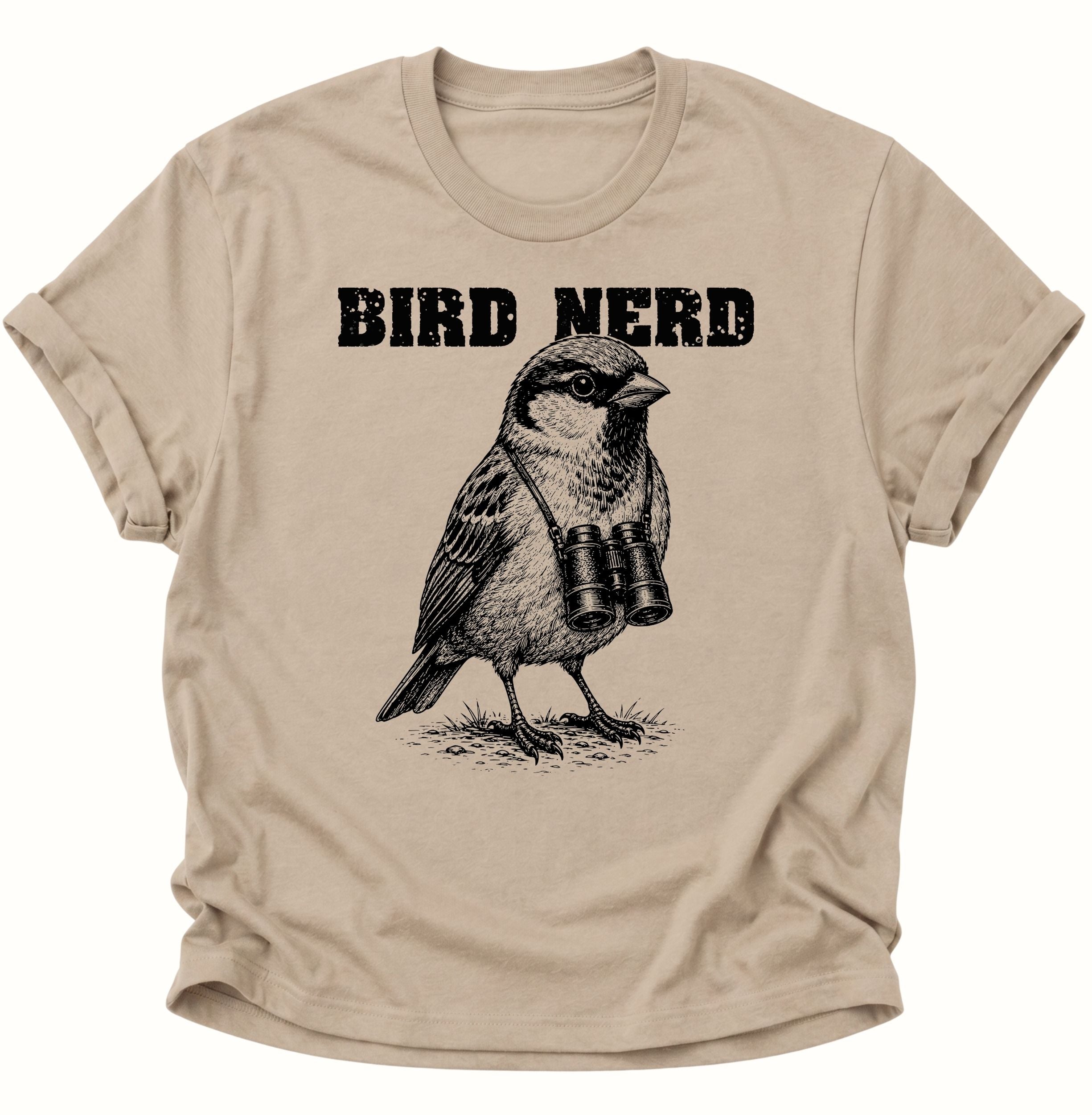 Sandfarbenes Unisex T-Shirt mit gezeichnetem Vogel und Fernglas für Birding-Fans von Pine & River.

