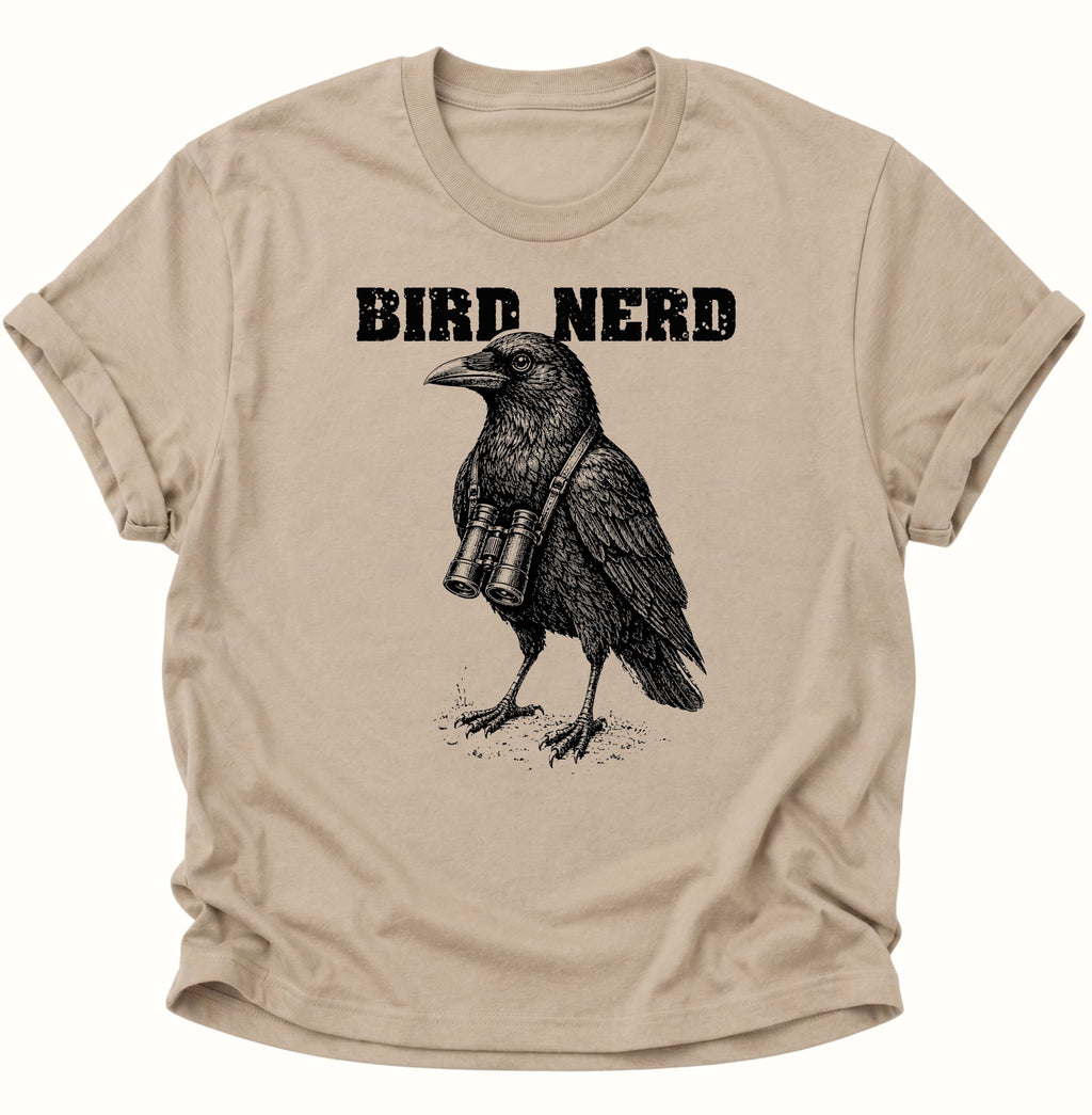 Sandfarbenes Unisex T-Shirt mit gezeichnetem Rabenvogel, Fernglas und „BIRD NERD“ von Pine & River.

