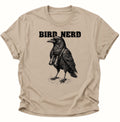 Sandfarbenes Unisex T-Shirt mit gezeichnetem Rabenvogel, Fernglas und „BIRD NERD“ von Pine & River.
