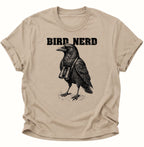Sandfarbenes Unisex T-Shirt mit gezeichnetem Rabenvogel, Fernglas und „BIRD NERD“ von Pine & River.
