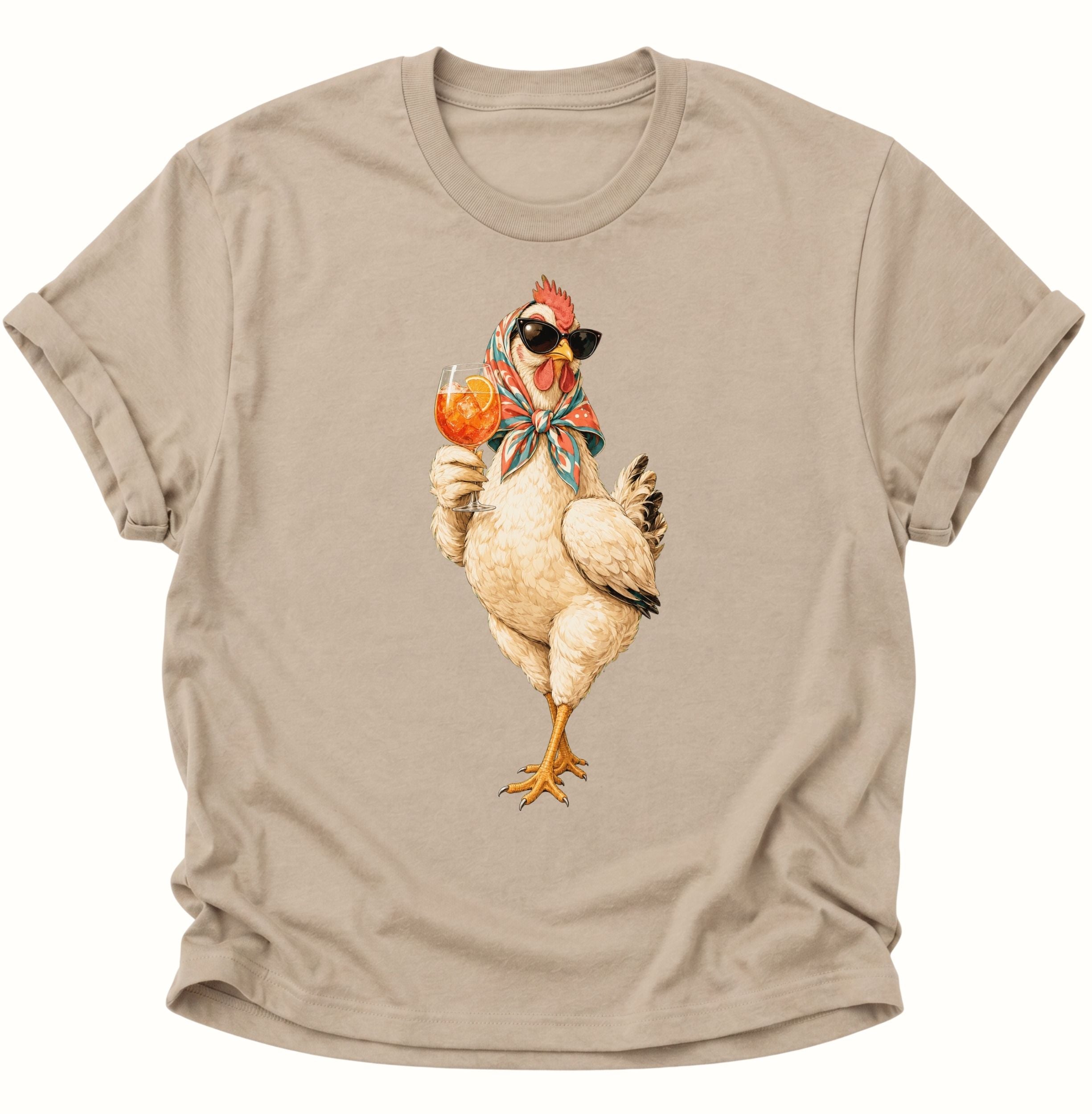 Sandfarbenes Unisex T-Shirt mit cooler Hühnerdame, buntem Kopftuch und fruchtigem Getränk von Pine & River.
