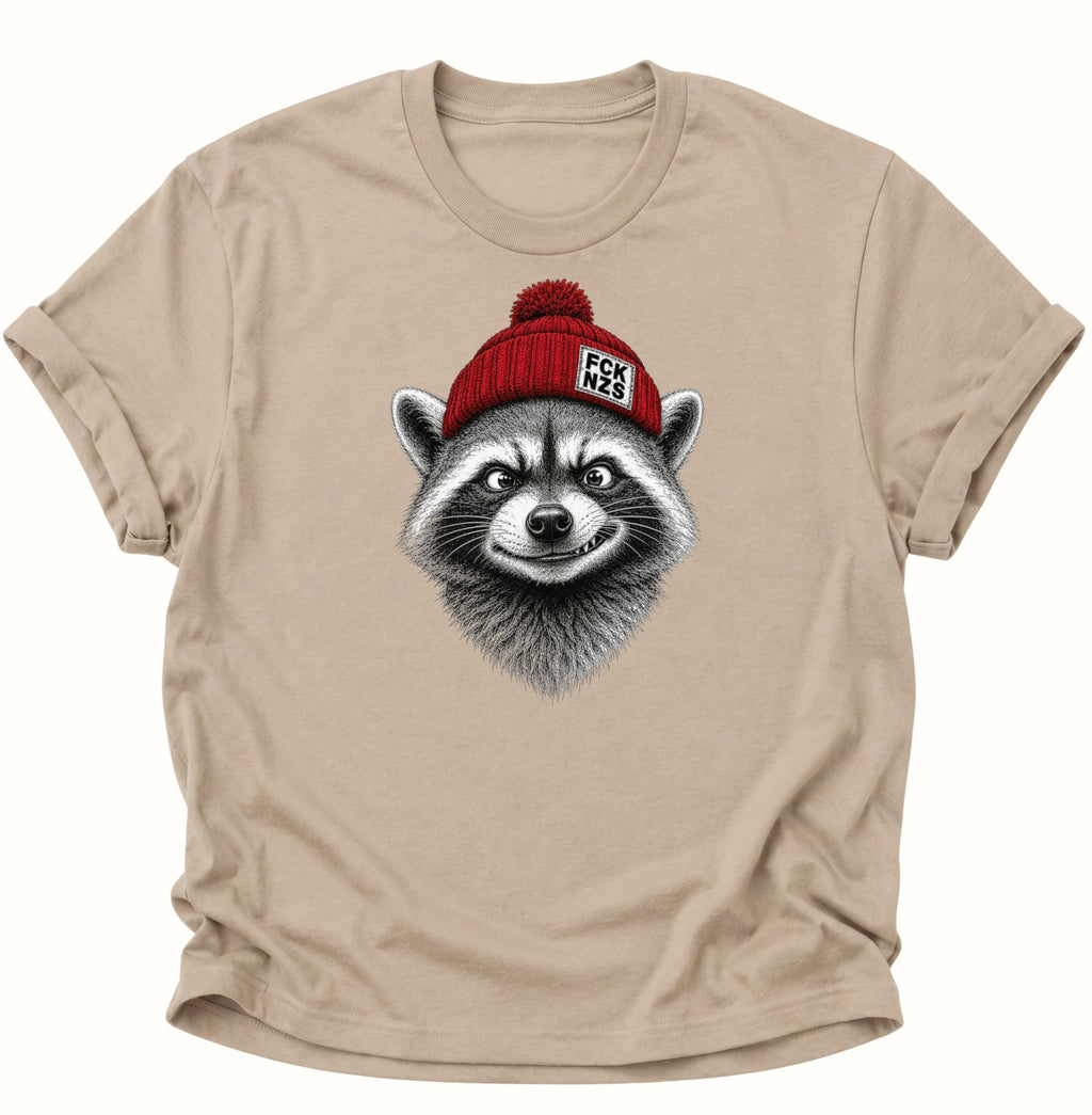 Sandfarbenes Waschbär Statement T-Shirt mit frechem Tiergesicht und roter FCK-NZS-Mütze

