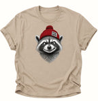 Sandfarbenes Waschbär Statement T-Shirt mit frechem Tiergesicht und roter FCK-NZS-Mütze
