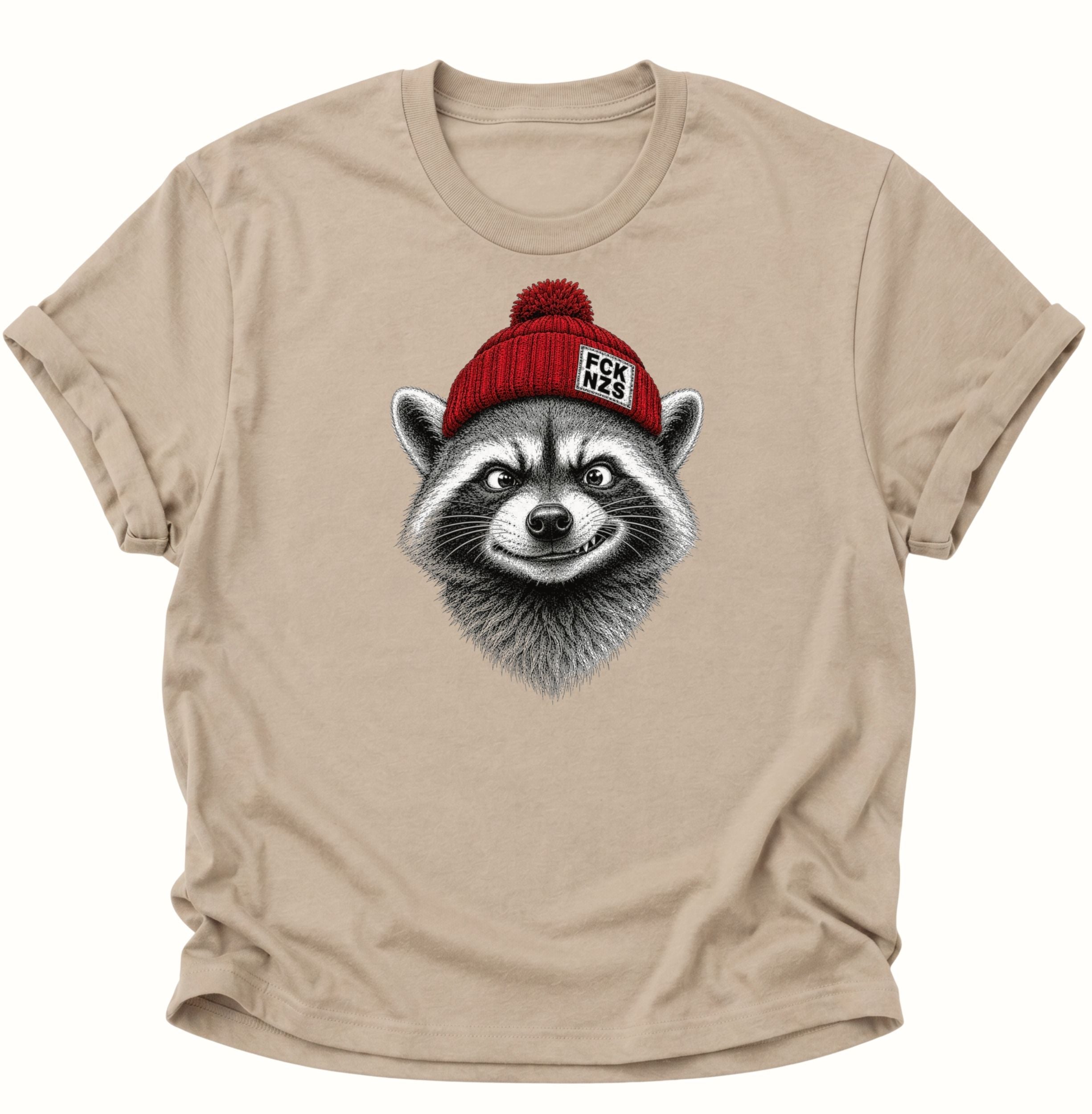 Sandfarbenes Waschbär Statement T-Shirt mit frechem Tiergesicht und roter FCK-NZS-Mütze
