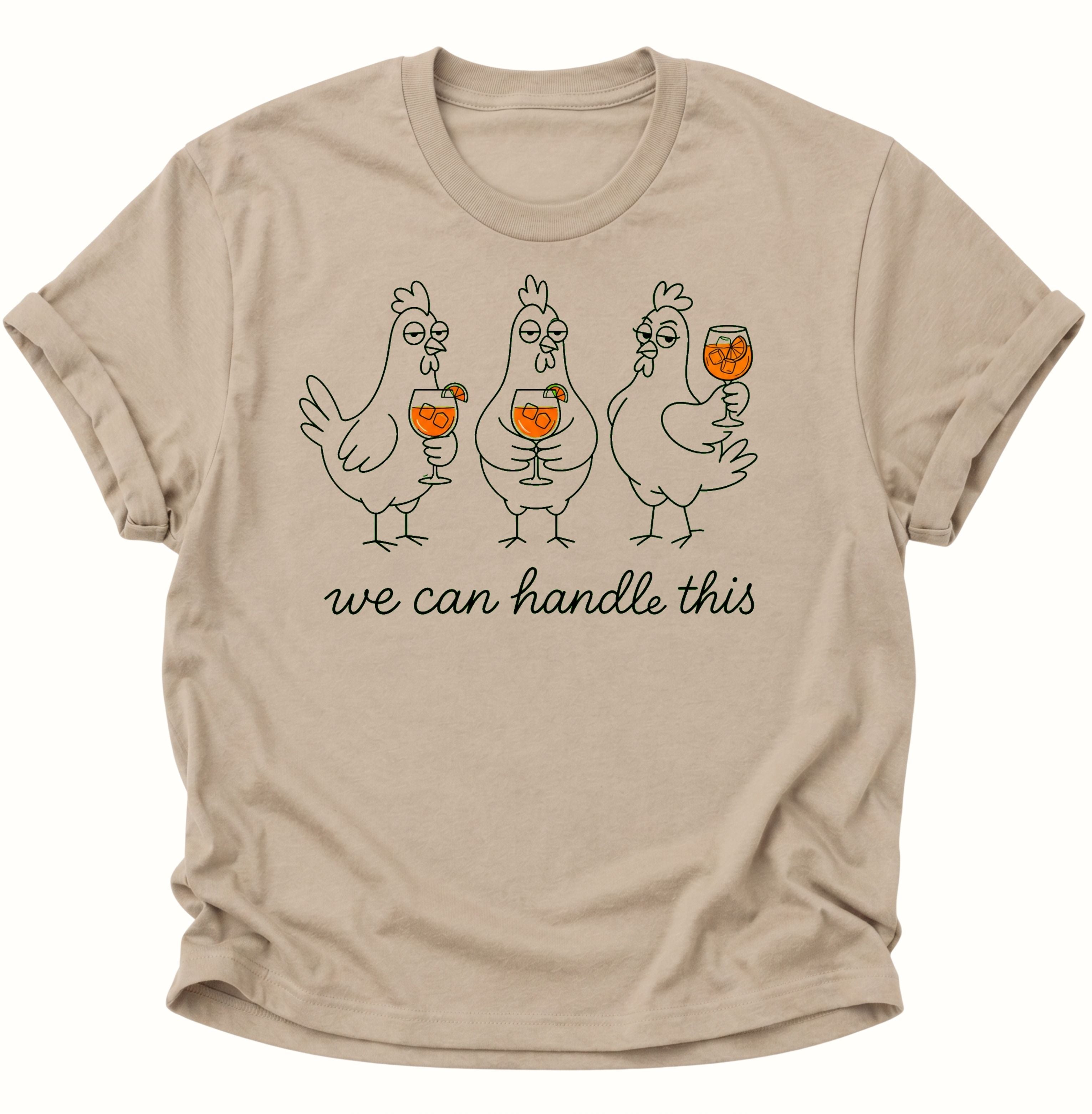 Sandfarbenes Unisex T-Shirt mit humorvoller Hühnergruppe, Getränken und Schriftzug von Pine & River.
