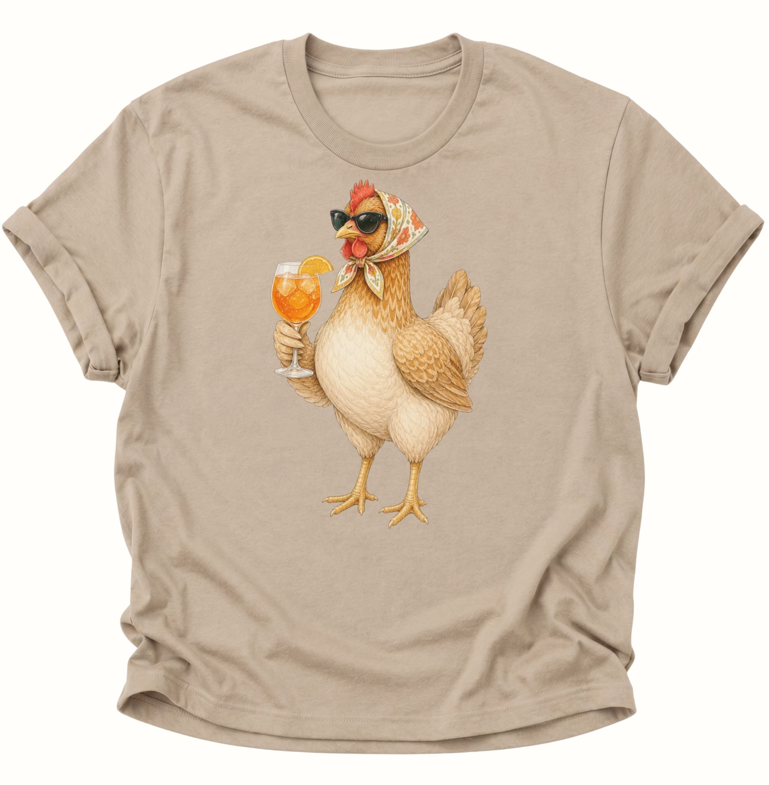 Sandfarbenes Unisex T-Shirt mit cooler Henne, gemustertem Kopftuch und Cocktail in der Kralle von Pine & River.
