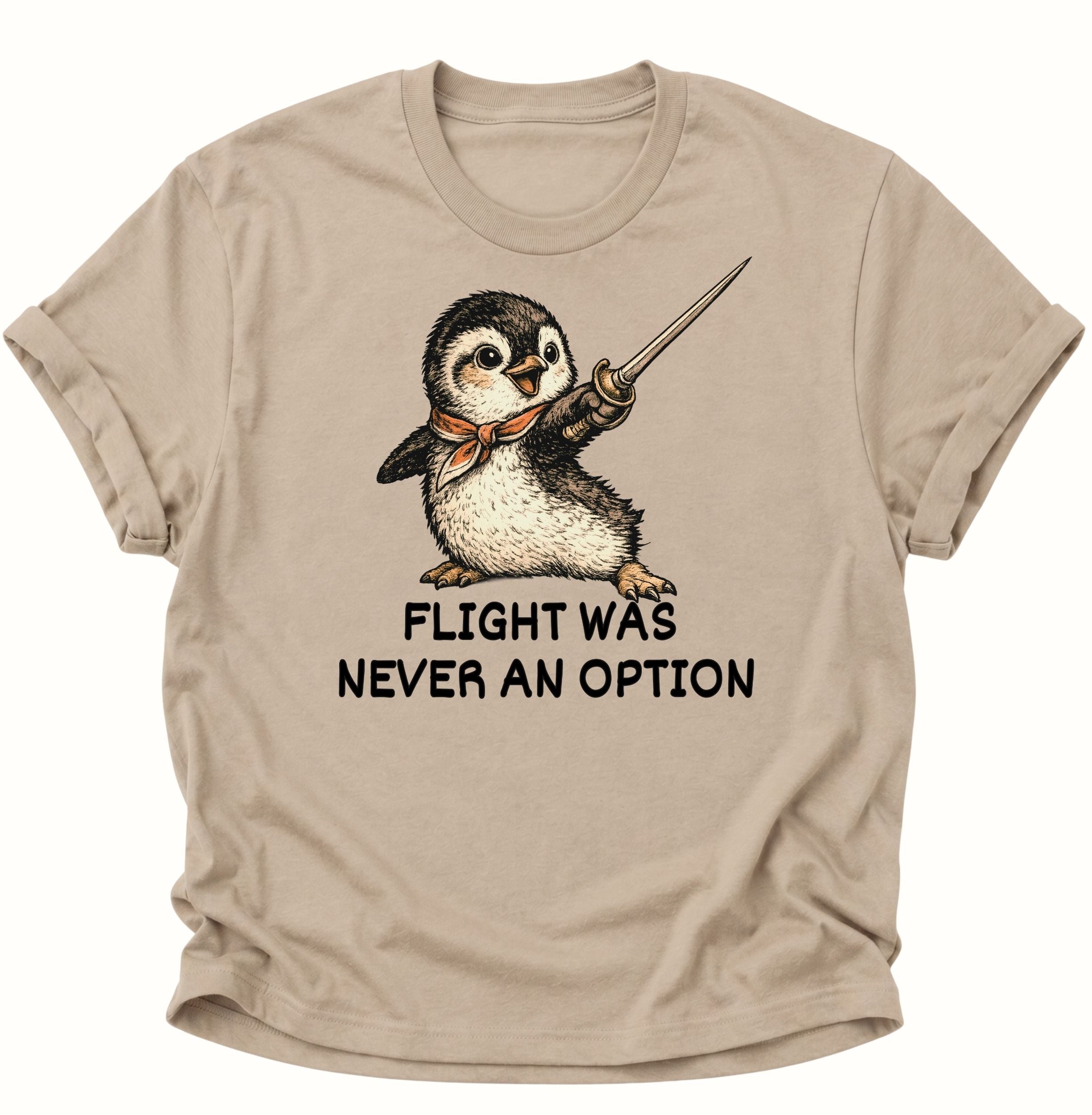 Sand Unisex T-Shirt mit niedlichem Pinguin, Degen und dem Spruch „FLIGHT WAS NEVER AN OPTION“.
