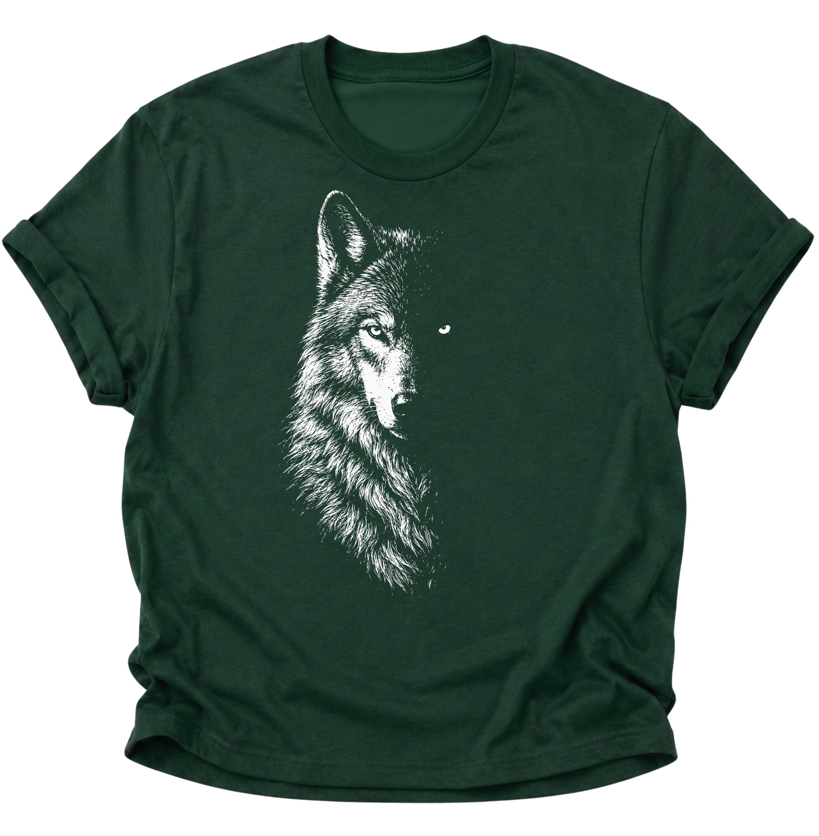 Forest Green Unisex T-Shirt mit geheimnisvollem Wolfsgesicht in dunkler Kontrastoptik von Pine & River.

