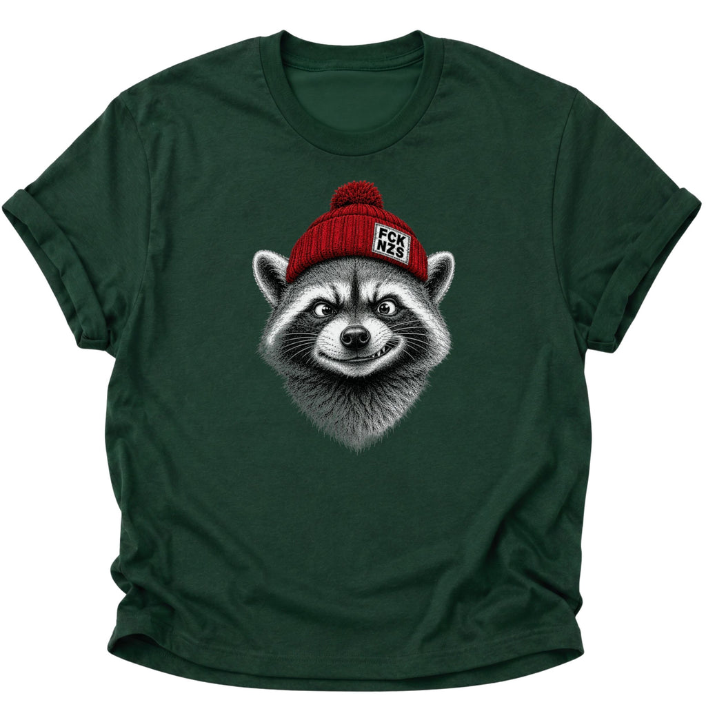 Forest Green antifaschistisches Waschbär Shirt mit roter FCK-NZS-Beanie und detailreicher Illustration
