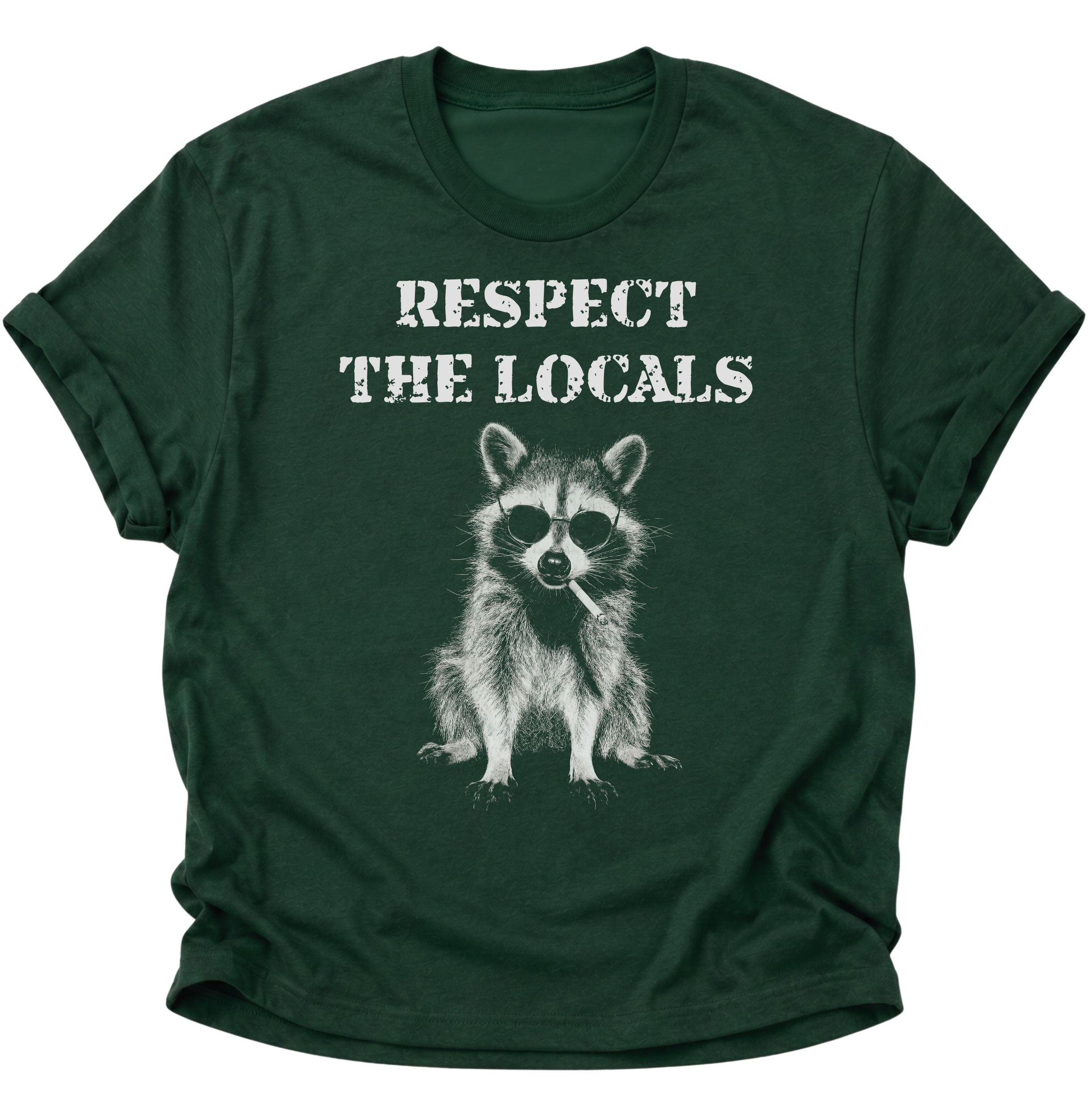 Forest Green Unisex T-Shirt mit Waschbär und weißem Schriftzug „RESPECT THE LOCALS“ von Pine & River.
