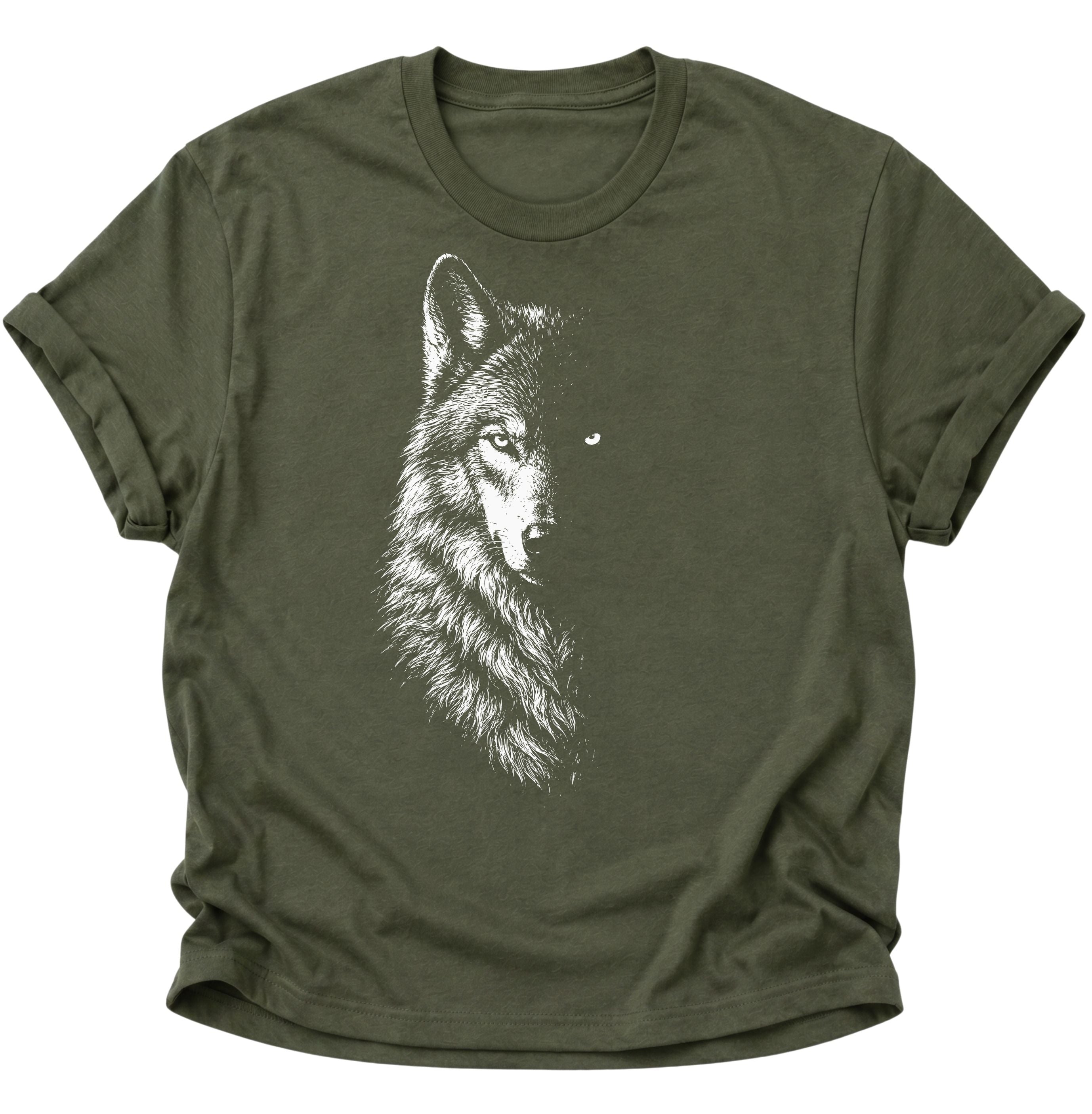 Military Green Unisex T-Shirt mit halb beleuchtetem Wolfskopf und dichtem Fell von Pine & River.
