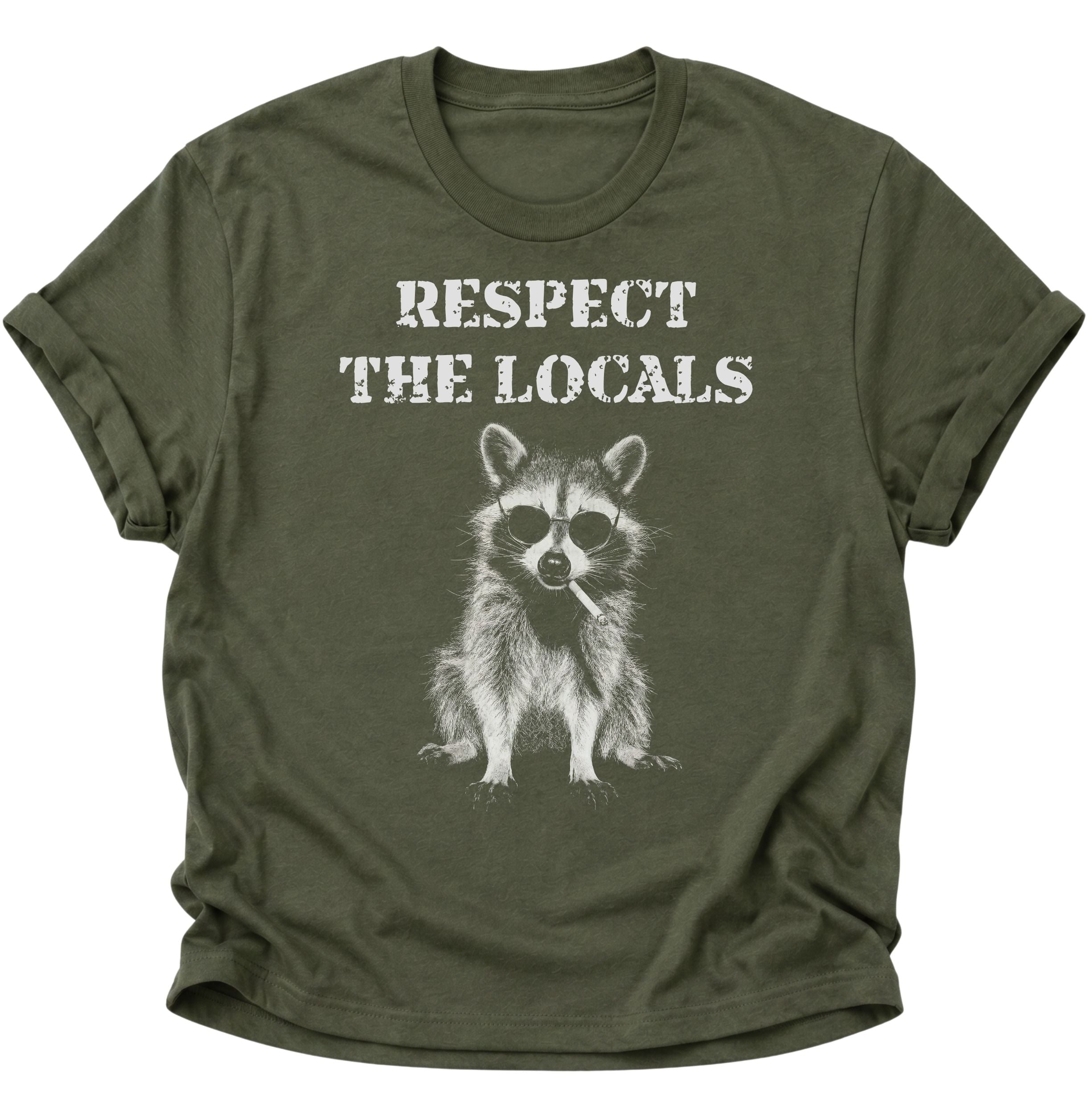 Military Green Unisex T-Shirt mit frechem Waschbär, dunkler Brille und Zigarette von Pine & River.
