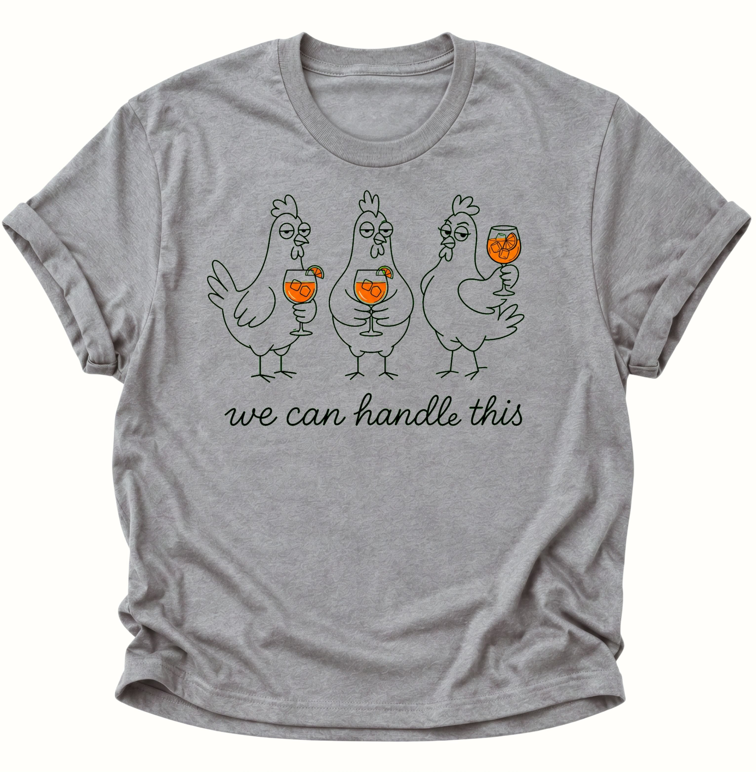 Sport Grey Unisex T-Shirt mit lustigem Hühnertrio, Drinks und handschriftlichem Spruch von Pine & River.
