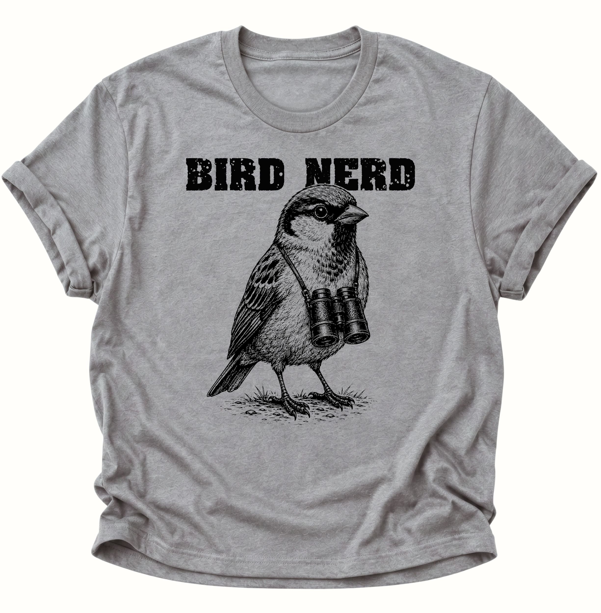 Sport Grey Unisex T-Shirt mit detailreichem Vogel, Fernglas und humorvollem „BIRD NERD“ von Pine & River.
