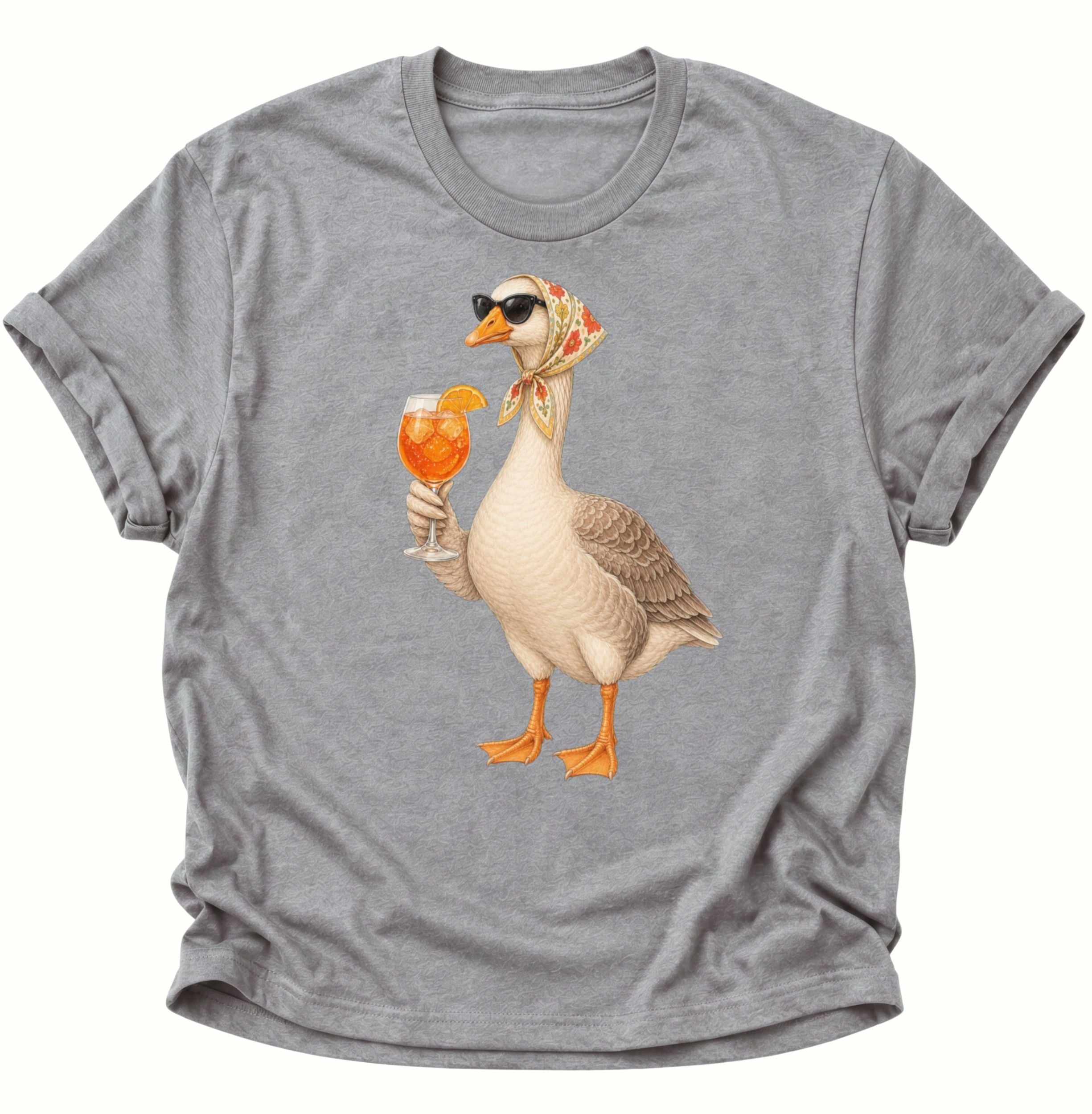 Sport Grey Unisex T-Shirt mit Cocktail-Gans, schwarzer Sonnenbrille und floralem Kopftuch von Pine & River.
