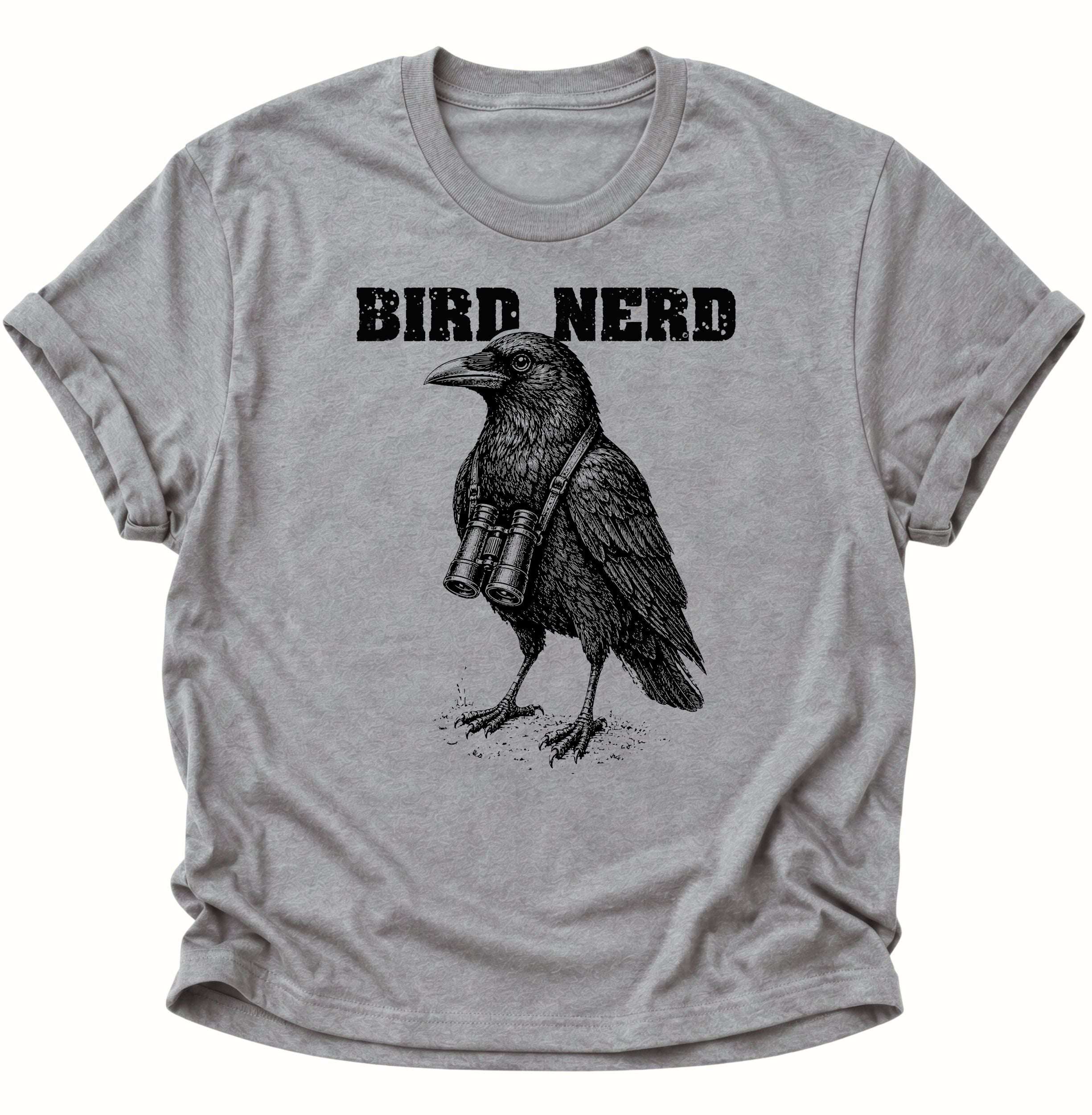 Sport Grey Unisex T-Shirt mit detailreichem Rabenvogel, Fernglas und „BIRD NERD“ von Pine & River.
