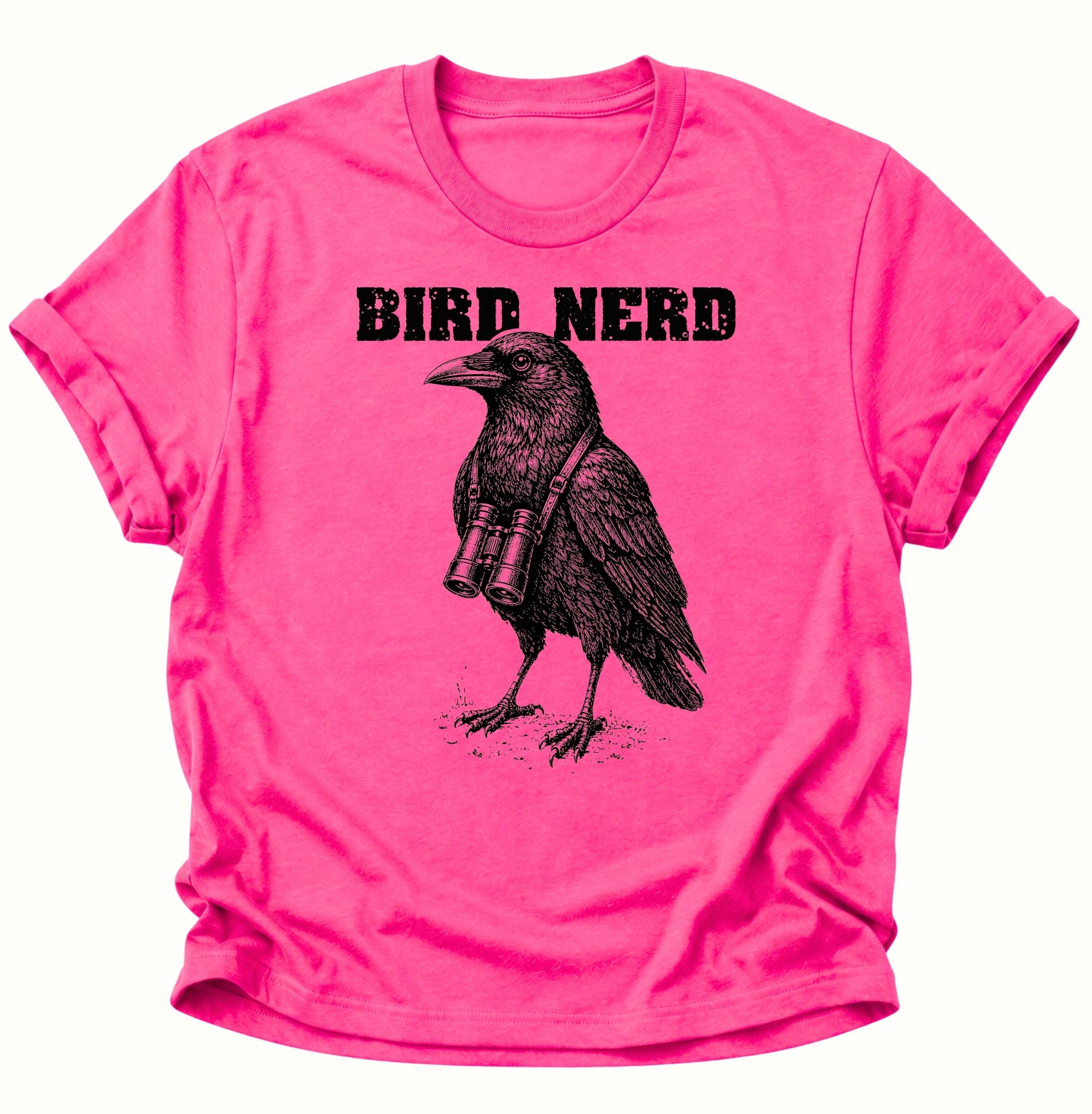 Heliconia Unisex T-Shirt mit schwarz gezeichnetem Rabenvogel und umgehängtem Fernglas von Pine & River.
