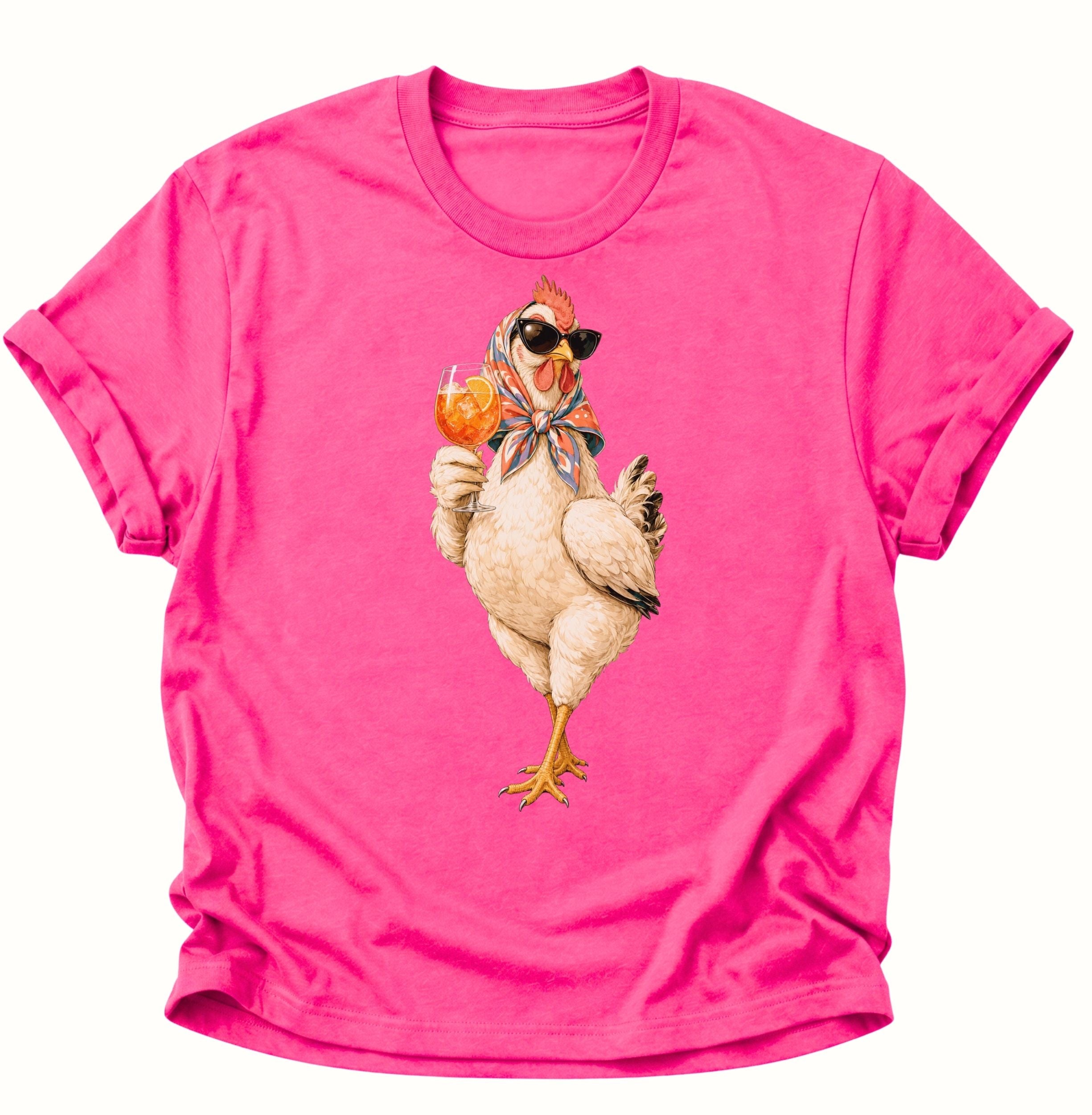 Heliconia Unisex T-Shirt mit stehender Henne, buntem Kopftuch und orangefarbenem Drink von Pine & River.
