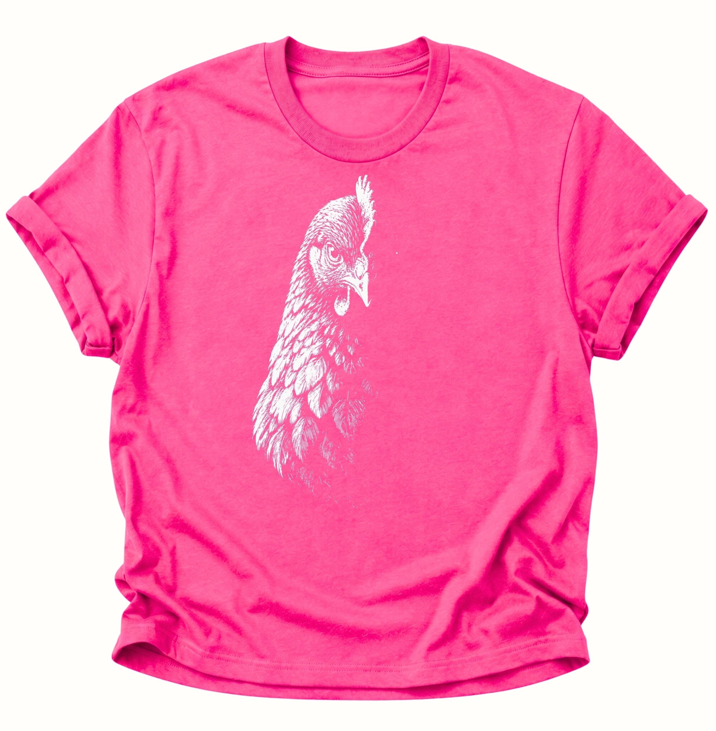 Heliconia Unisex T-Shirt mit kontrastreichem Hennenporträt und hellem Blick im Schatten von Pine & River.
