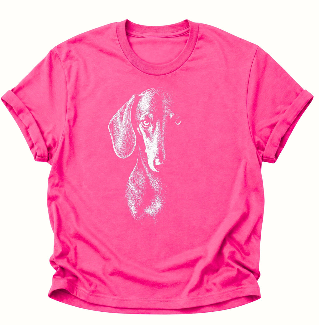 Heliconia Unisex T-Shirt mit kontrastreichem Dackelporträt und hellem Blick im Schatten von Pine & River.
