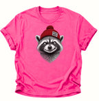 Heliconia Waschbär Statement Shirt mit grinsendem Tiermotiv und roter FCK-NZS-Beanie
