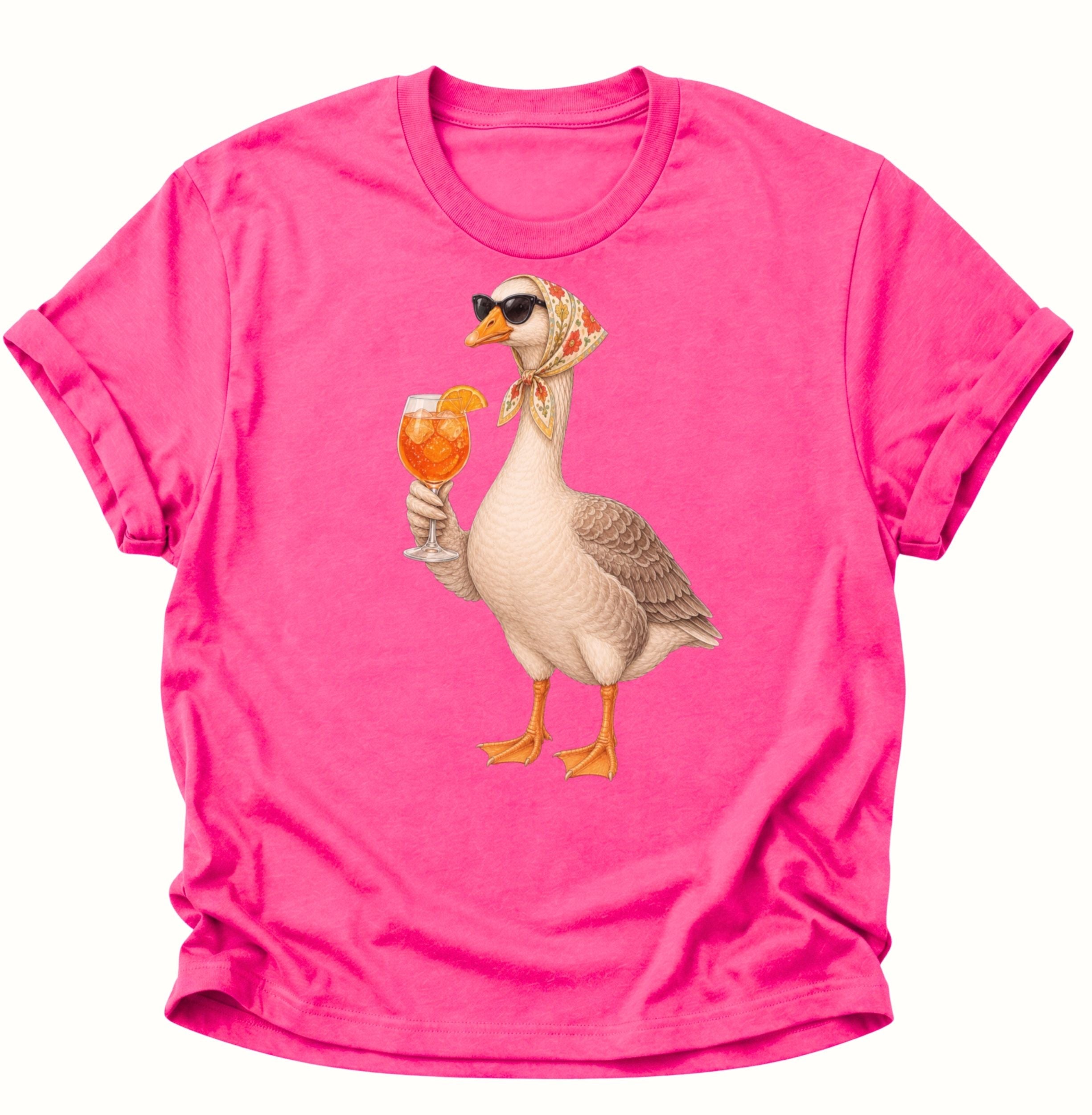 Heliconia Unisex T-Shirt mit stehender Gans, gemustertem Kopftuch und orangefarbenem Drink von Pine & River.
