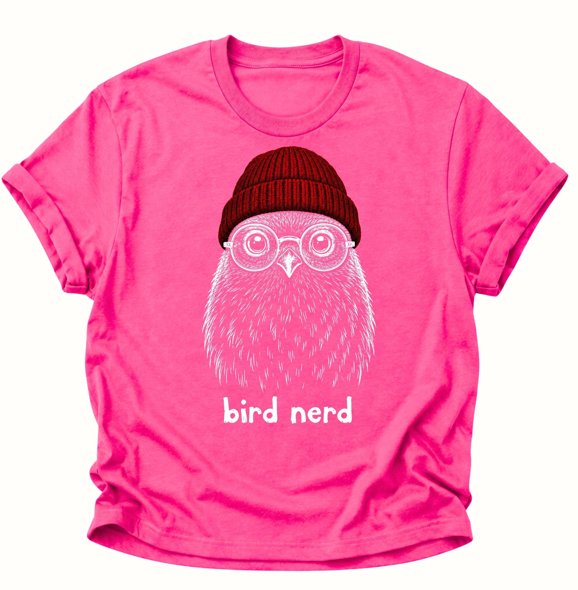Heliconia Unisex T-Shirt mit Vogelmotiv, Strickmütze, Brille und dem Schriftzug „bird nerd“ von Pine & River.
