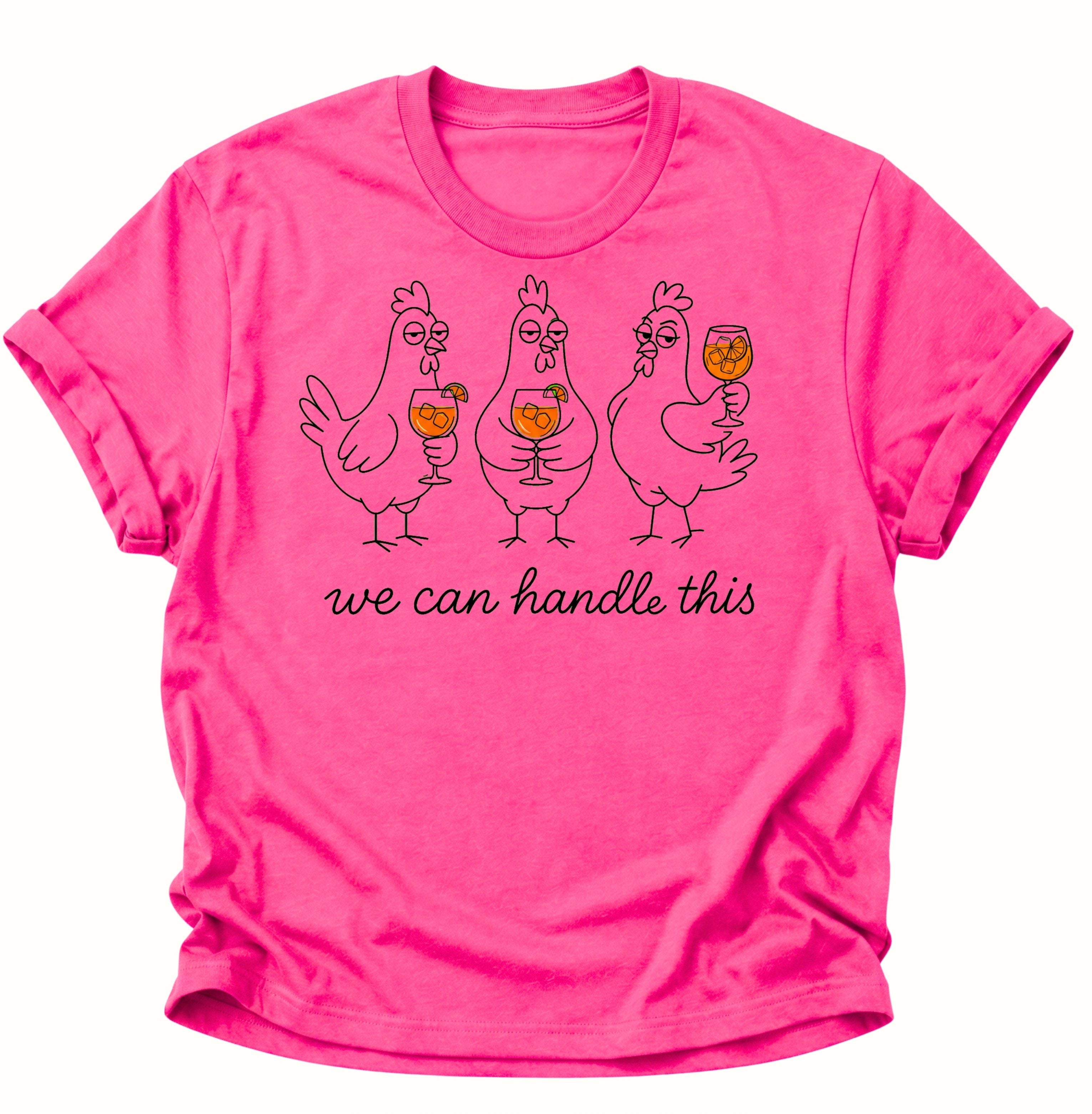 Heliconia Unisex T-Shirt mit drei gezeichneten Hennen und orangefarbenen Getränken von Pine & River.
