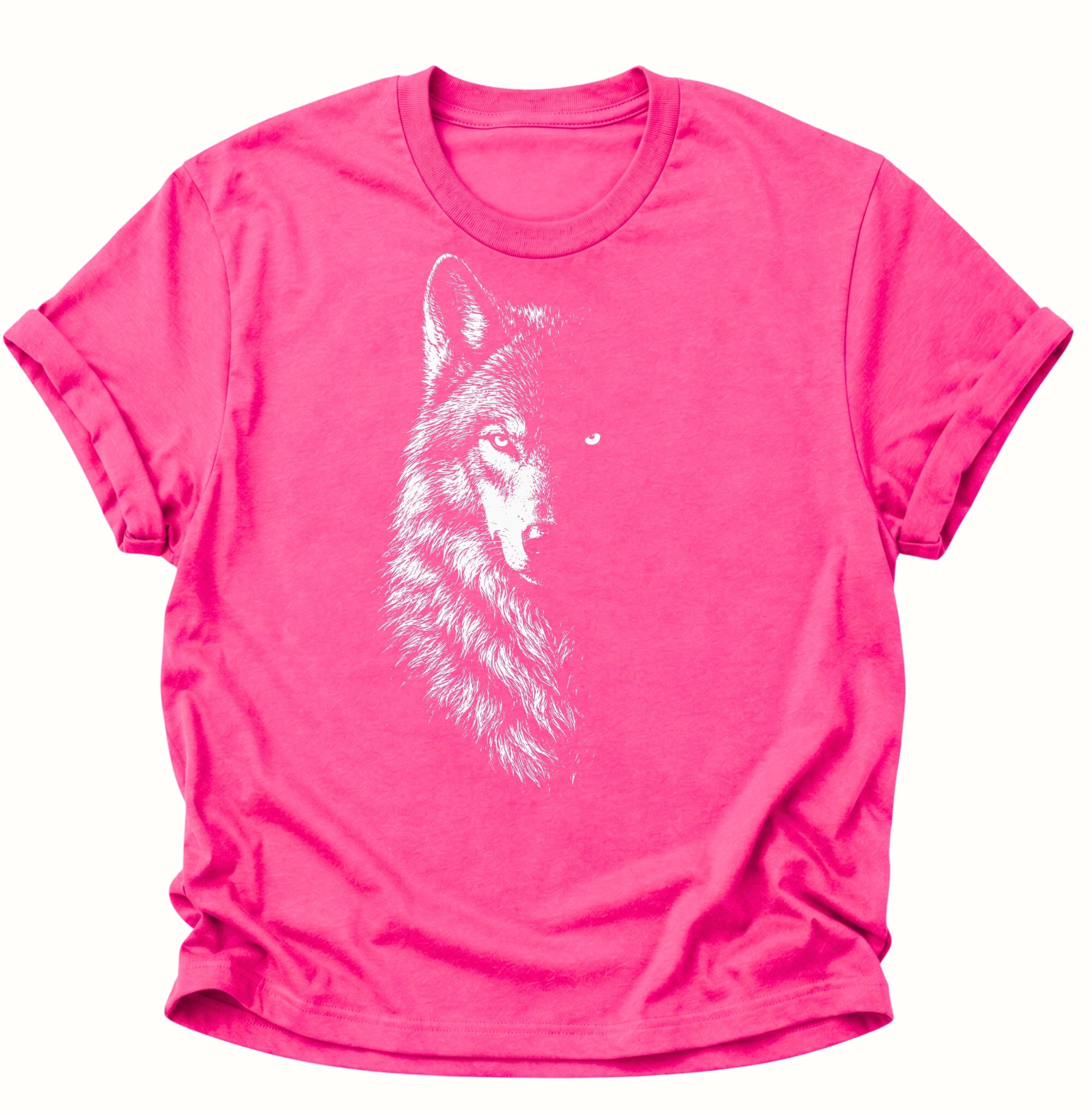 Heliconia Unisex T-Shirt mit kontrastreichem Wolfsporträt und hellem Auge im Schatten von Pine & River.
