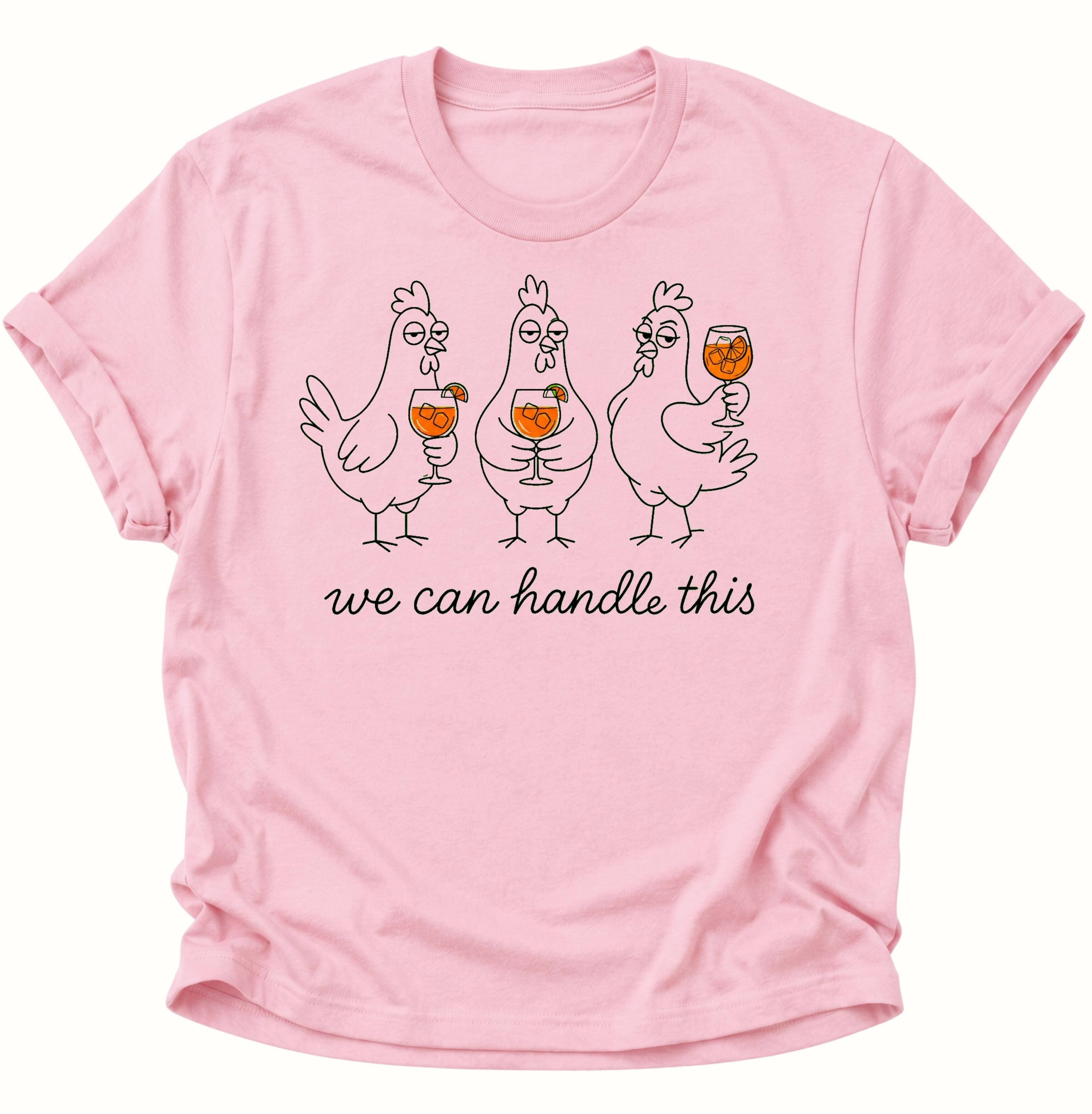 Light pink Unisex T-Shirt mit drei Hühnern, Cocktailgläsern und dem Schriftzug „we can handle this“ von Pine & River.

