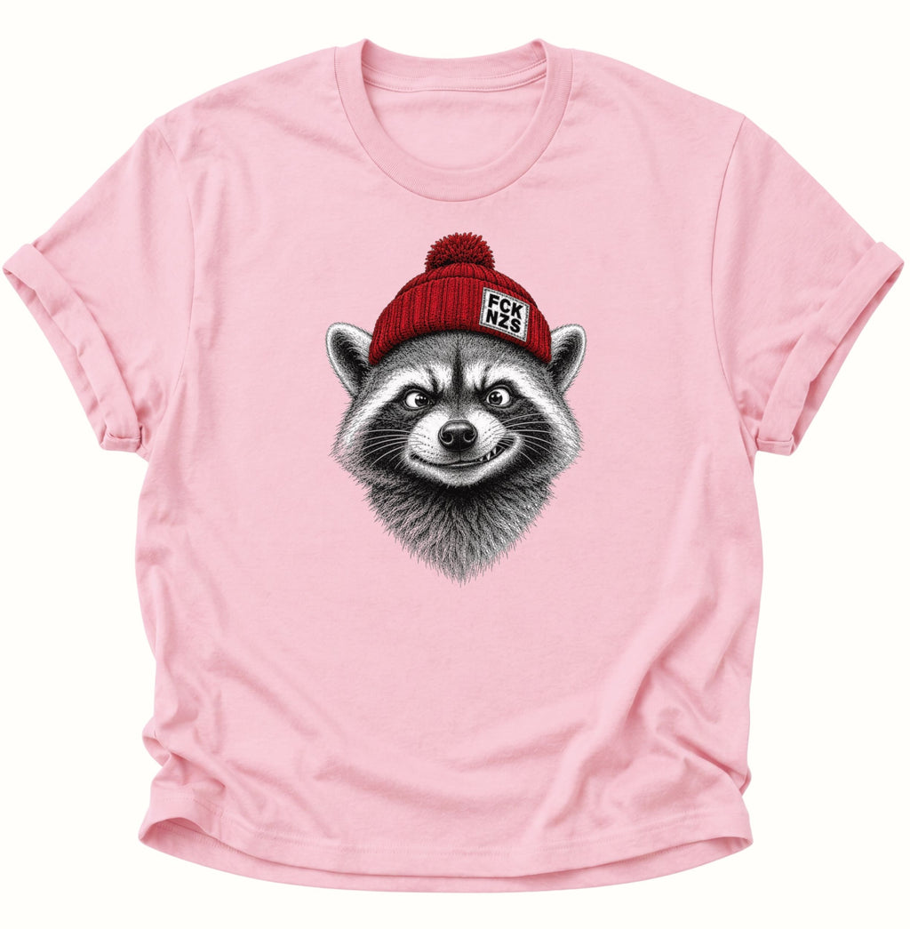 Light Pink FCK NZS Shirt mit detailreichem Waschbär und roter Mütze für ein klares Statement
