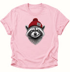 Light Pink FCK NZS Shirt mit detailreichem Waschbär und roter Mütze für ein klares Statement
