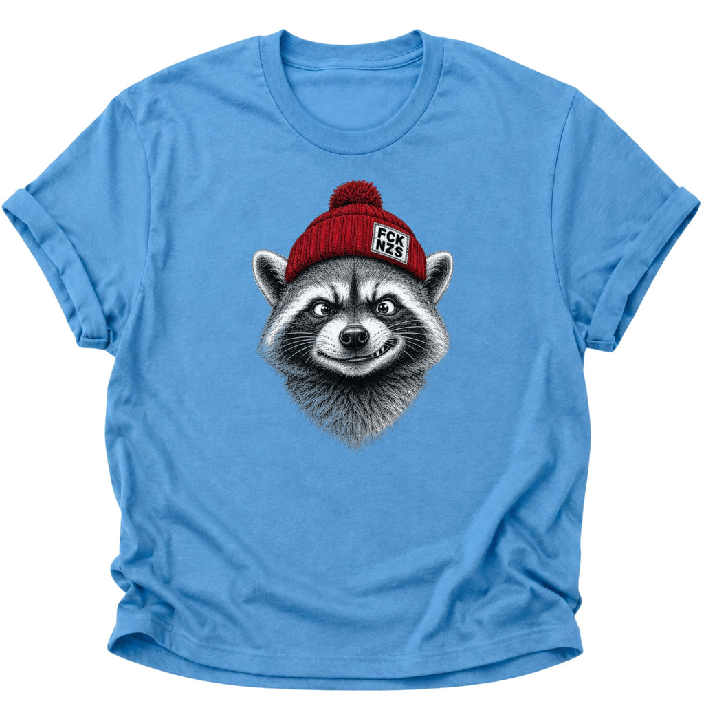 Carolina Blue Waschbär T-Shirt gegen Rechts mit frechem Gesicht und roter FCK-NZS-Bommelmütze
