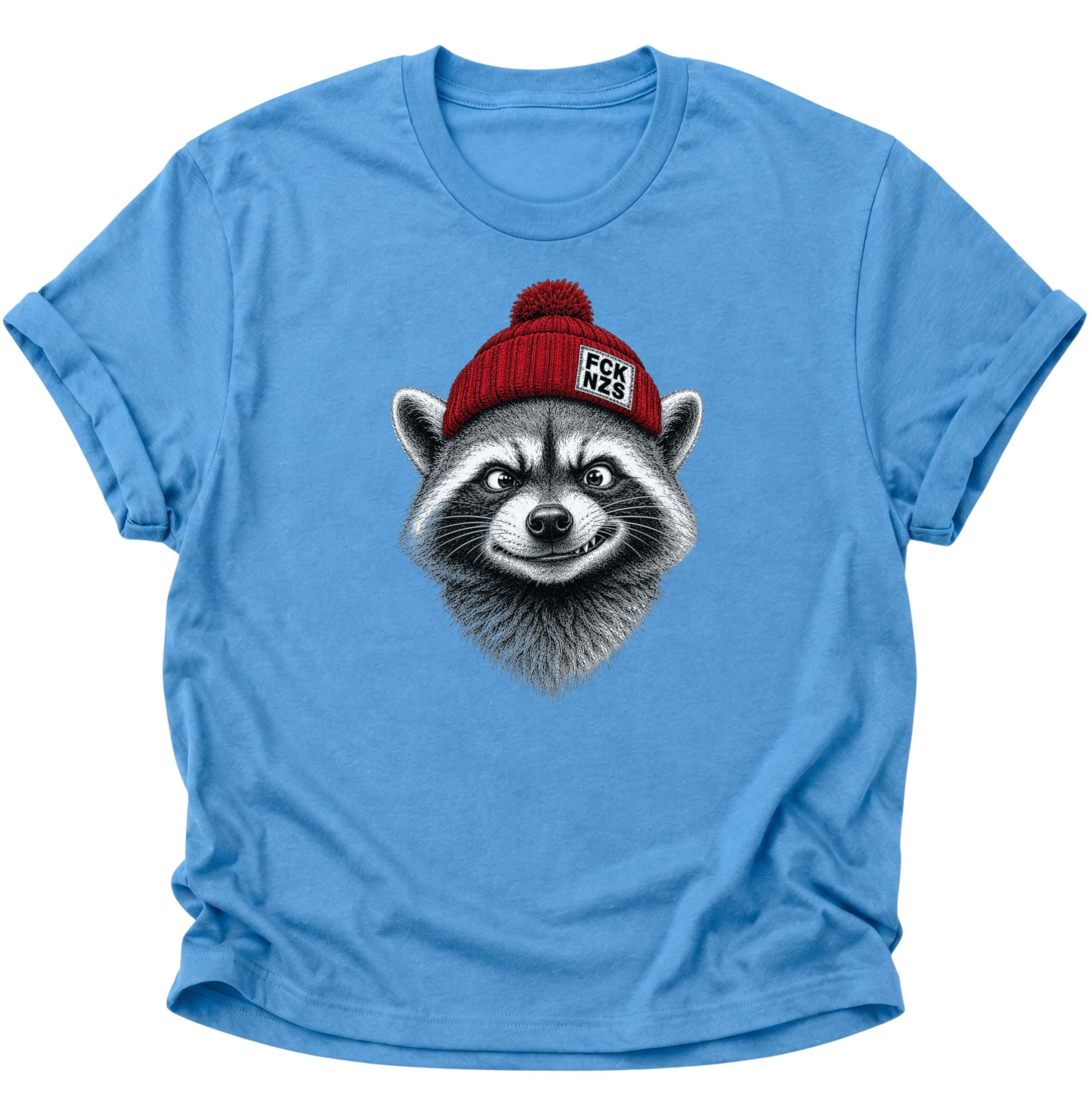 Carolina Blue Waschbär T-Shirt gegen Rechts mit frechem Gesicht und roter FCK-NZS-Bommelmütze
