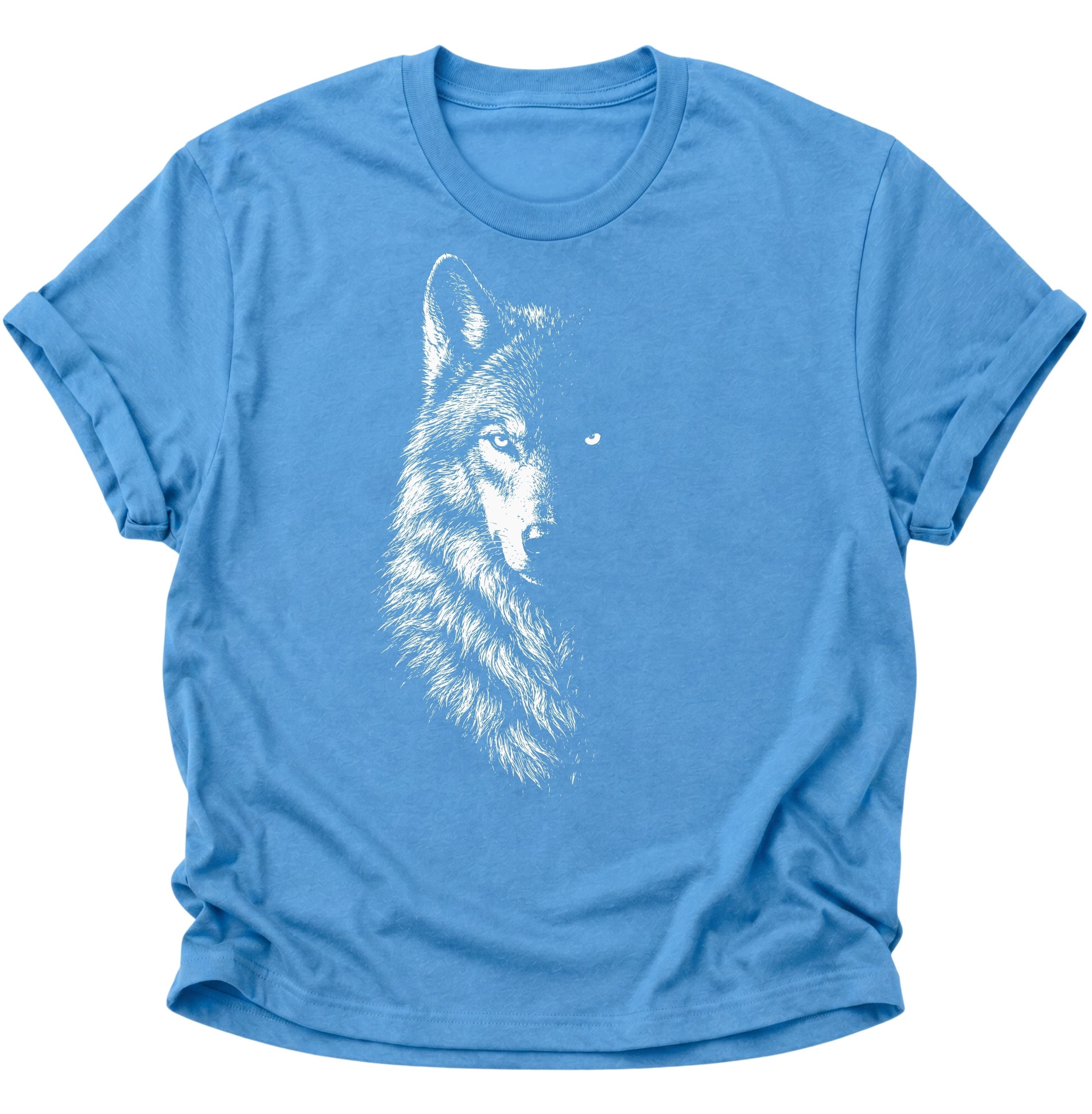 Carolina Blue Unisex T-Shirt mit halb sichtbarem Wolfsgesicht in monochromer Illustration von Pine & River.
