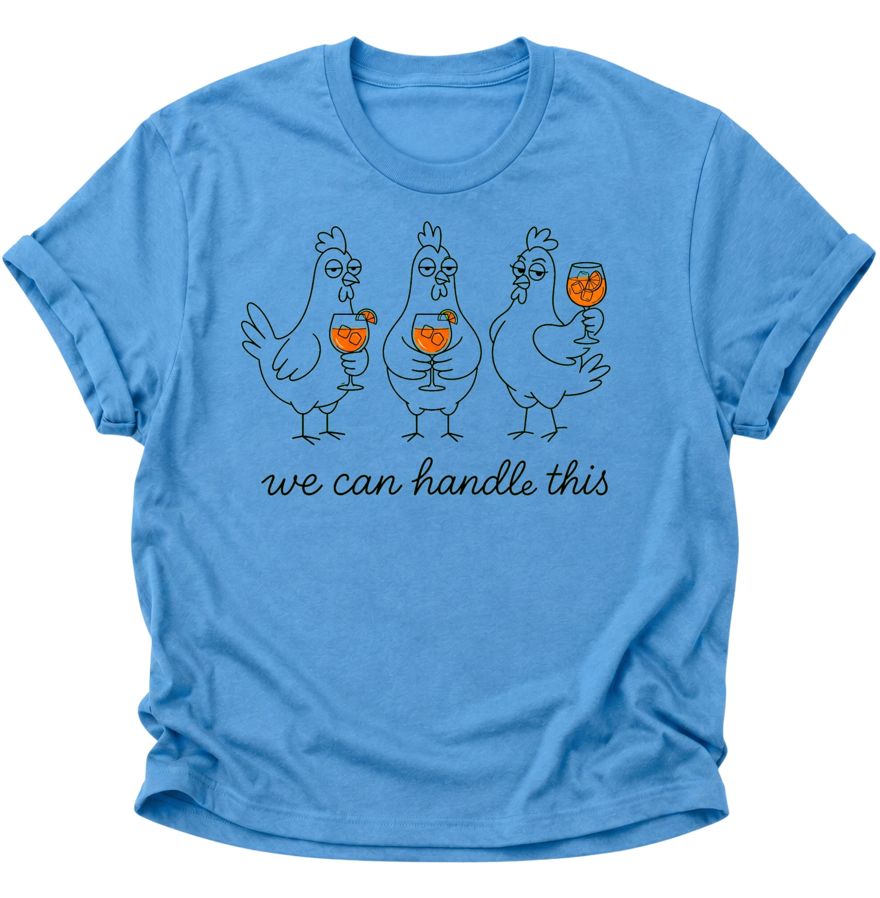 Carolina Blue Unisex T-Shirt mit humorvoller Hühnergruppe und orangefarbenen Drinks von Pine & River.
