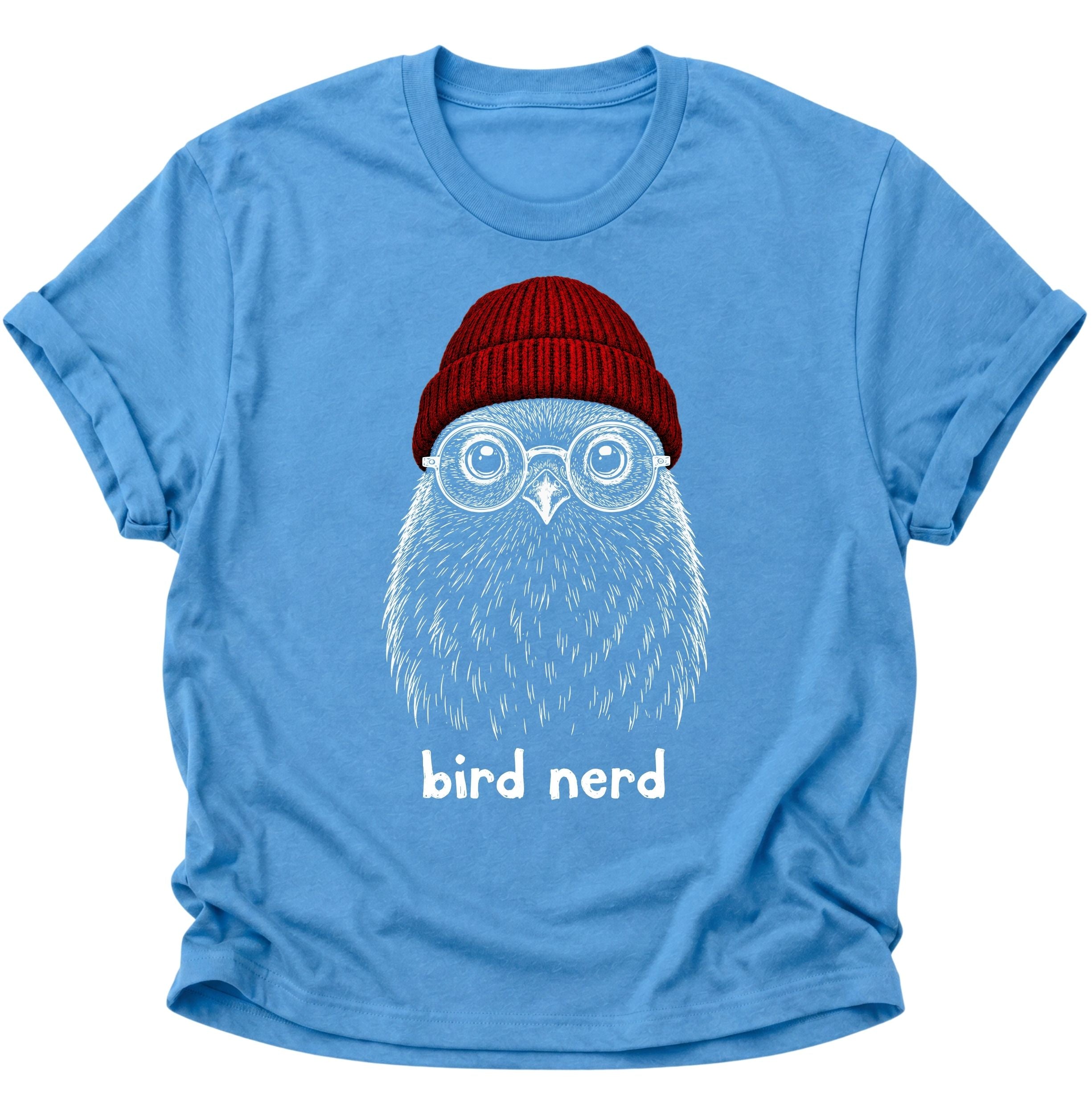 Carolina Blue Unisex T-Shirt mit humorvollem Bird-Nerd-Vogel und roter Strickmütze von Pine & River.
