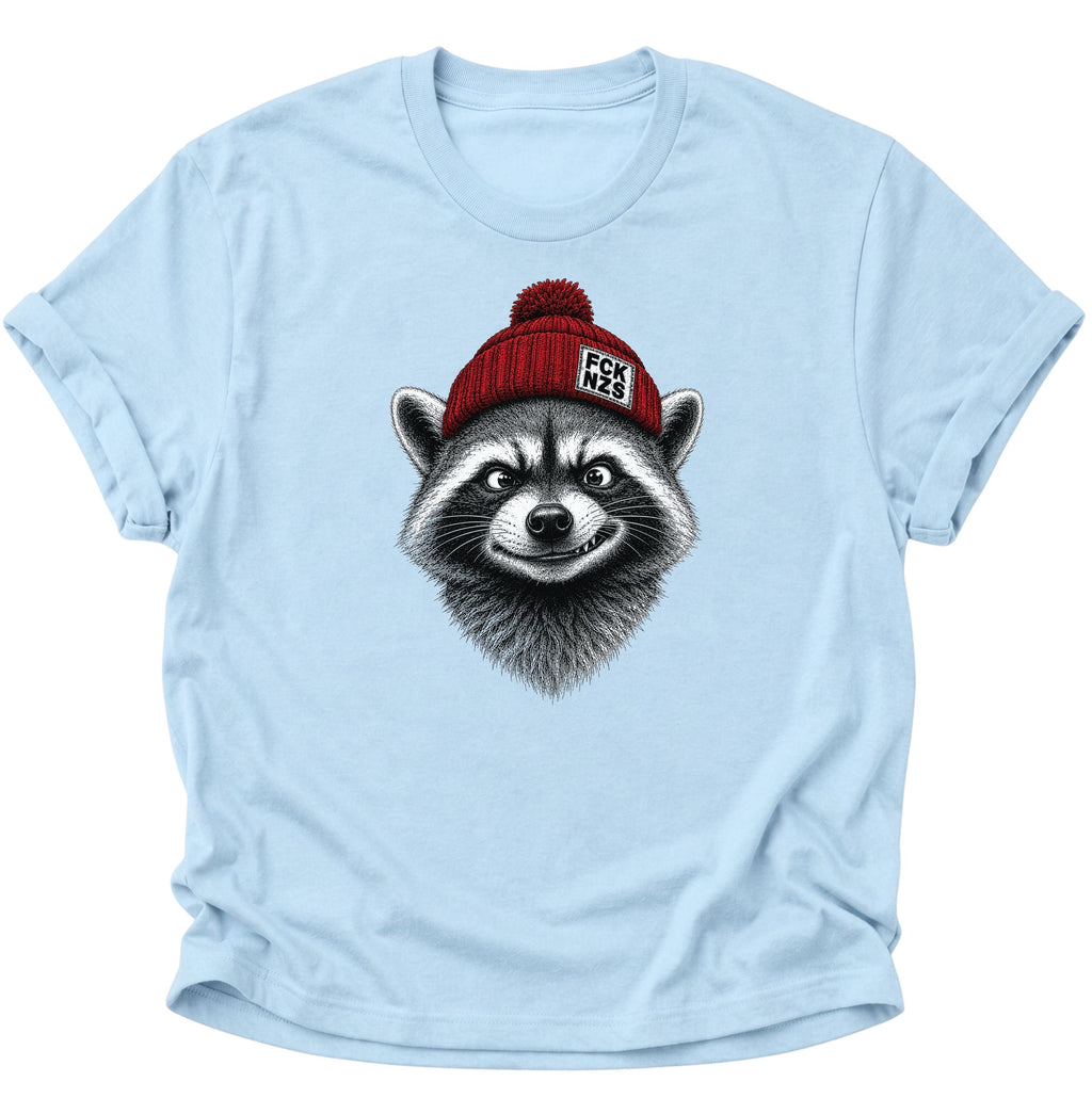 Light Blue Statement T-Shirt mit Waschbär, roter FCK-NZS-Mütze und ausdrucksstarkem Tierdesign
