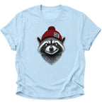 Light Blue Statement T-Shirt mit Waschbär, roter FCK-NZS-Mütze und ausdrucksstarkem Tierdesign
