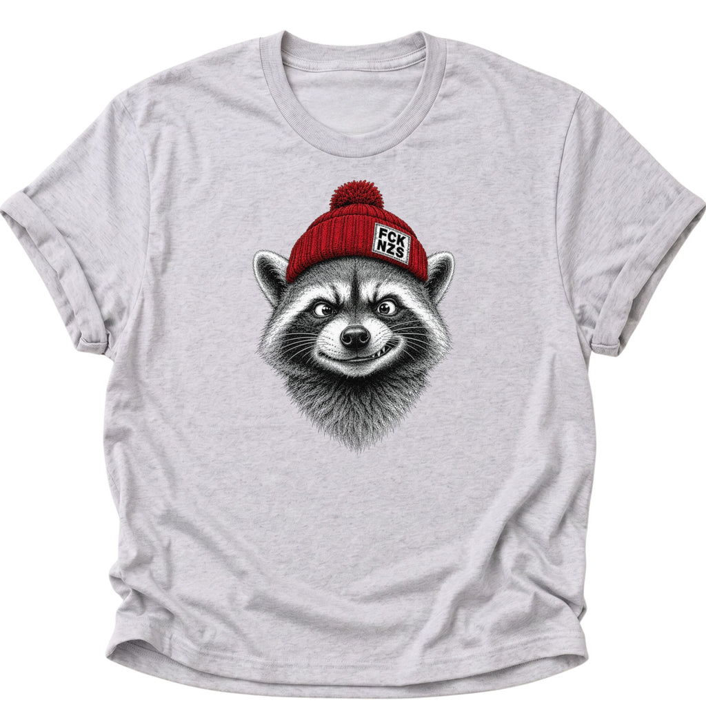 Ash Grey Waschbär Shirt mit grinsendem Waschbär und roter FCK-NZS-Beanie als antifaschistisches Motiv
