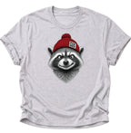 Ash Grey Waschbär Shirt mit grinsendem Waschbär und roter FCK-NZS-Beanie als antifaschistisches Motiv
