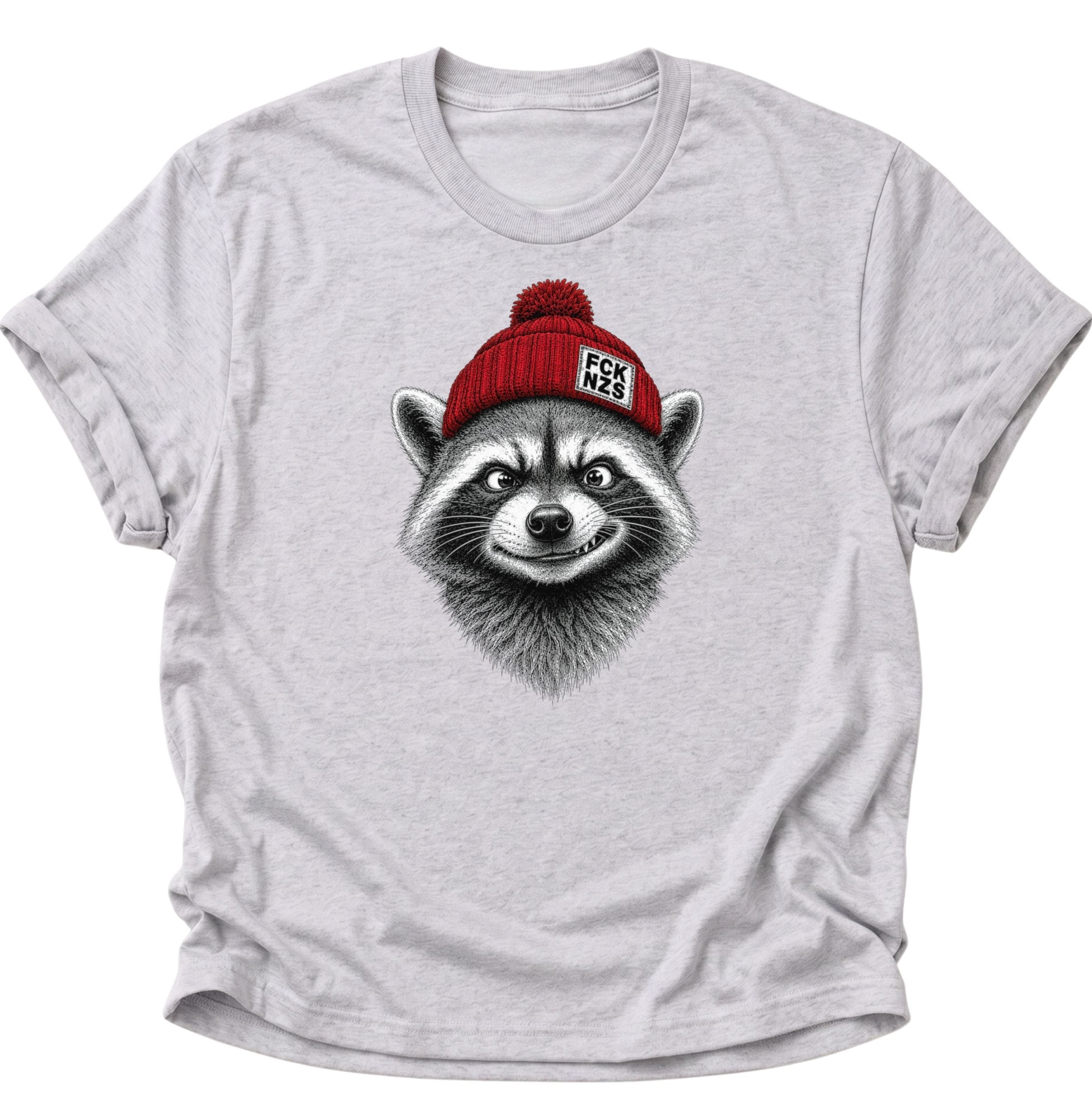 Ash Grey Waschbär Shirt mit grinsendem Waschbär und roter FCK-NZS-Beanie als antifaschistisches Motiv
