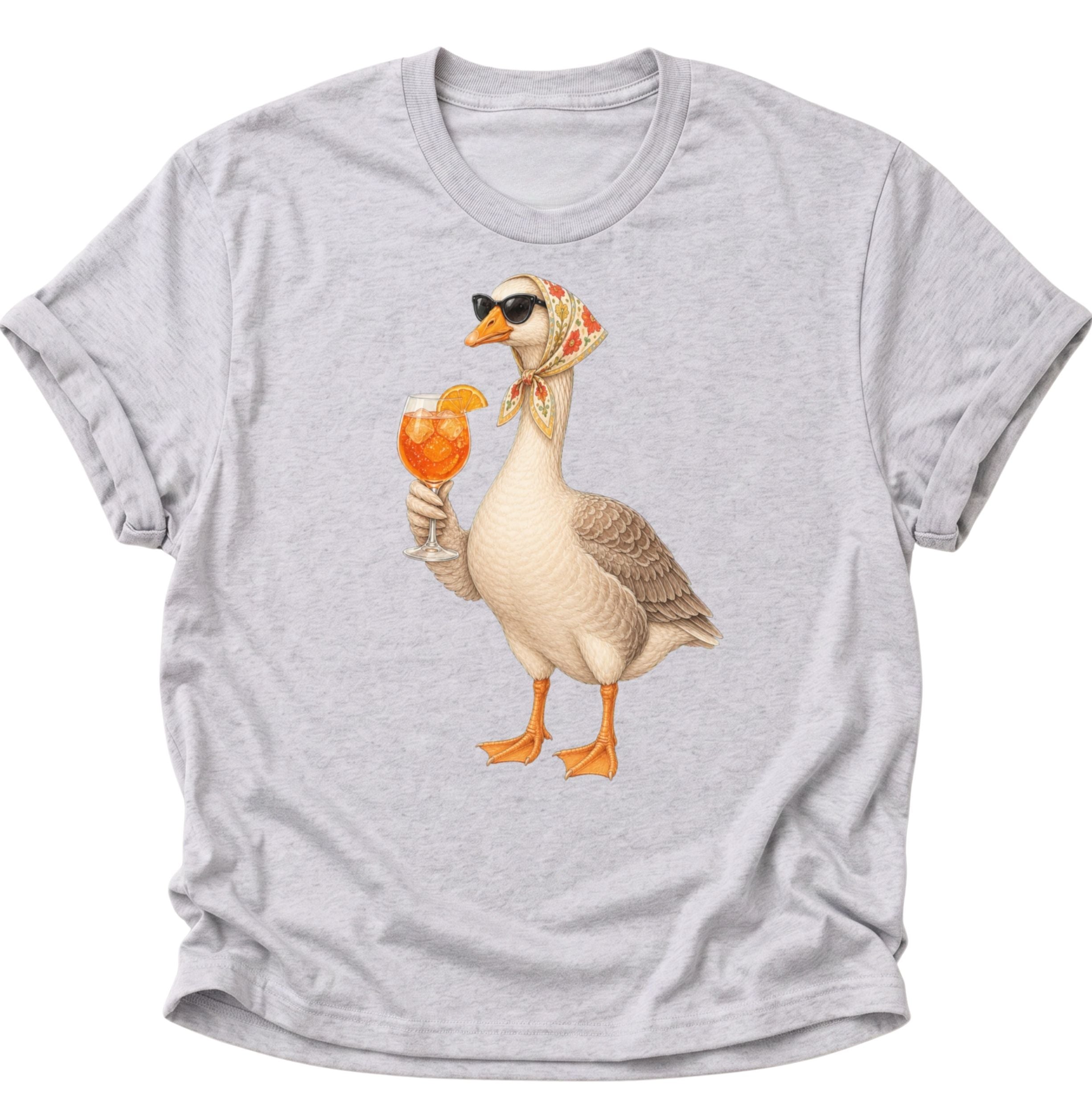 Ash Grey Unisex T-Shirt mit Gans, gemustertem Kopftuch und Cocktailglas mit Orangenscheibe von Pine & River.
