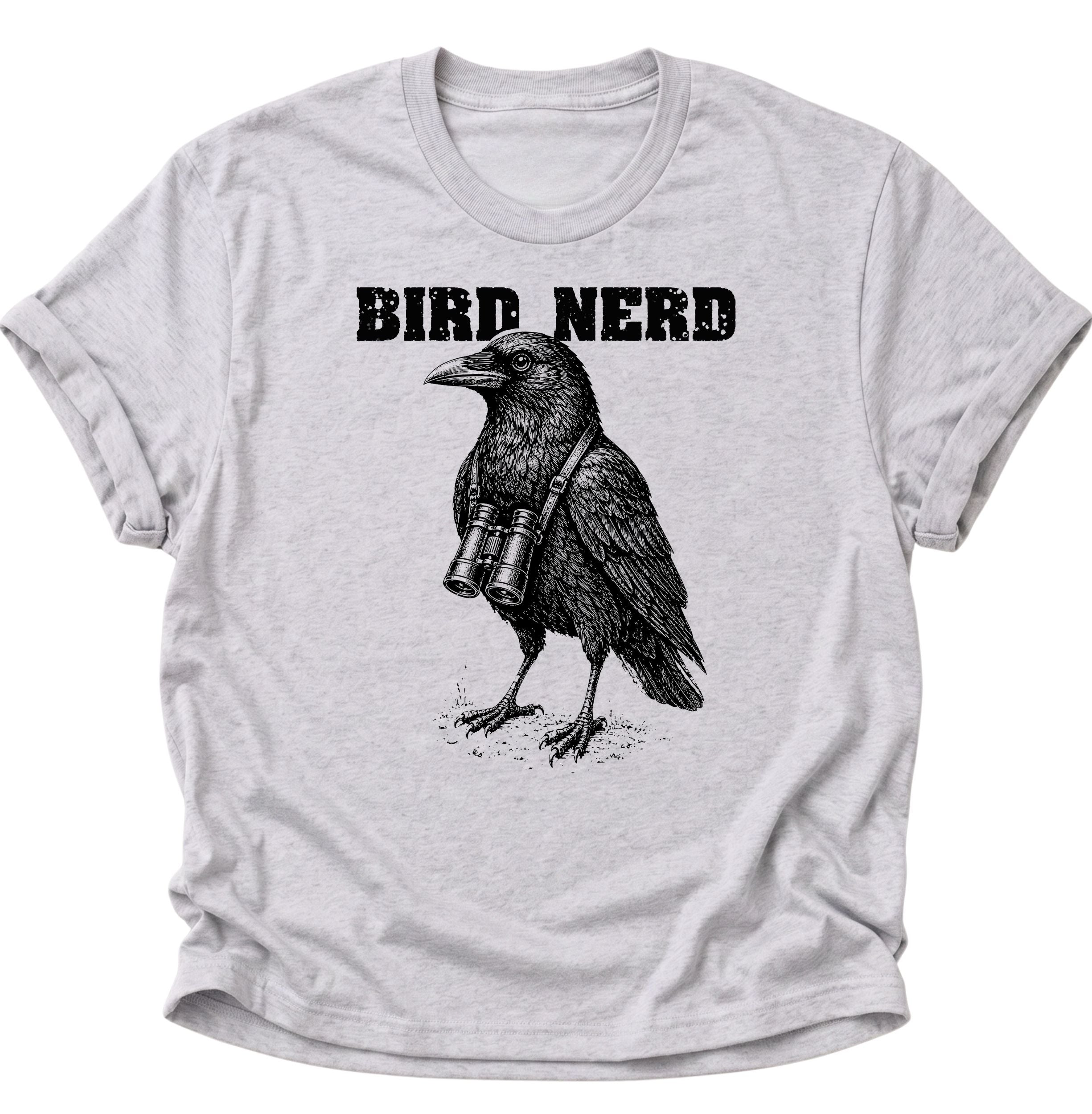 Ash Grey Unisex T-Shirt mit Rabenvogel, Fernglas und markantem Bird-Nerd-Schriftzug von Pine & River.
