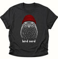 Schwarzes Unisex T-Shirt mit niedlichem Vogel, roter Mütze, Brille und „bird nerd“ von Pine & River.
