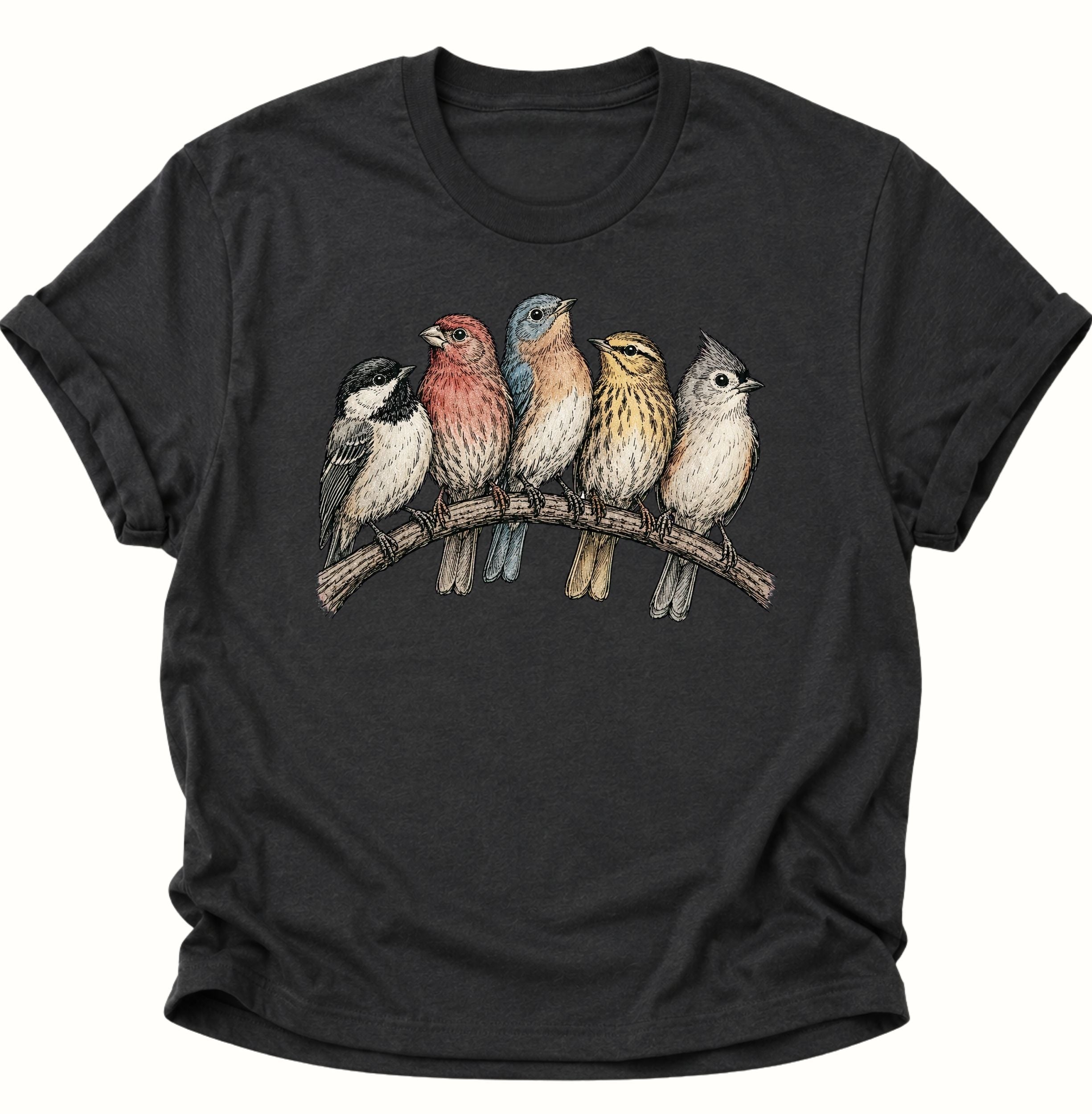 Schwarzes Unisex T-Shirt mit detailreicher Illustration von fünf Singvögeln auf einem Ast von Pine & River.
