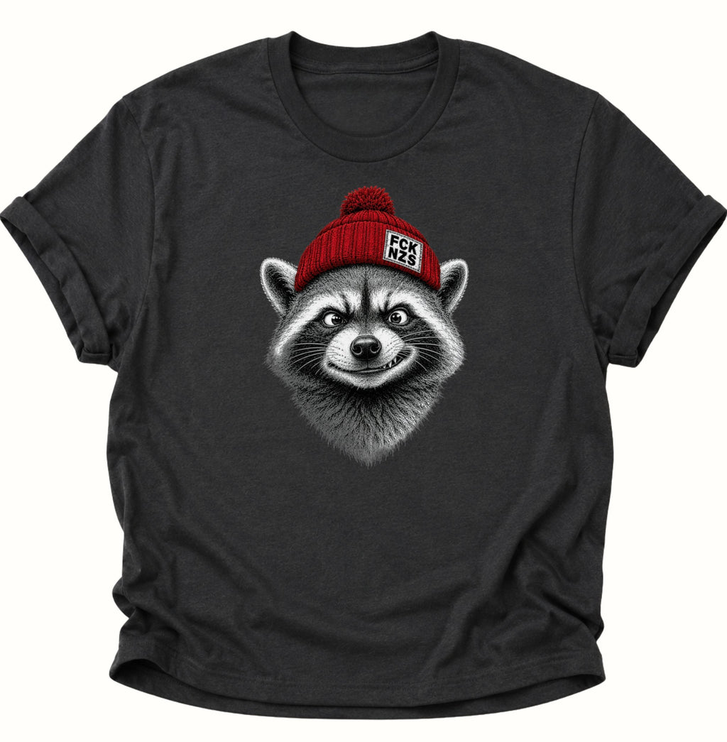 Schwarzes FCK NZS T-Shirt mit frechem Waschbär, roter Bommelmütze und Statement gegen Rechts
