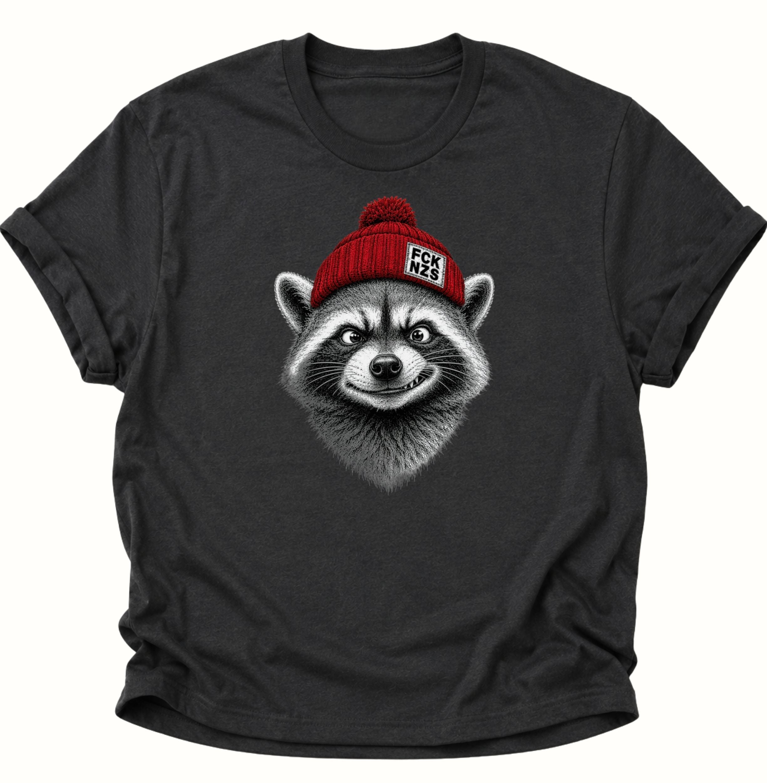 Schwarzes FCK NZS T-Shirt mit frechem Waschbär, roter Bommelmütze und Statement gegen Rechts
