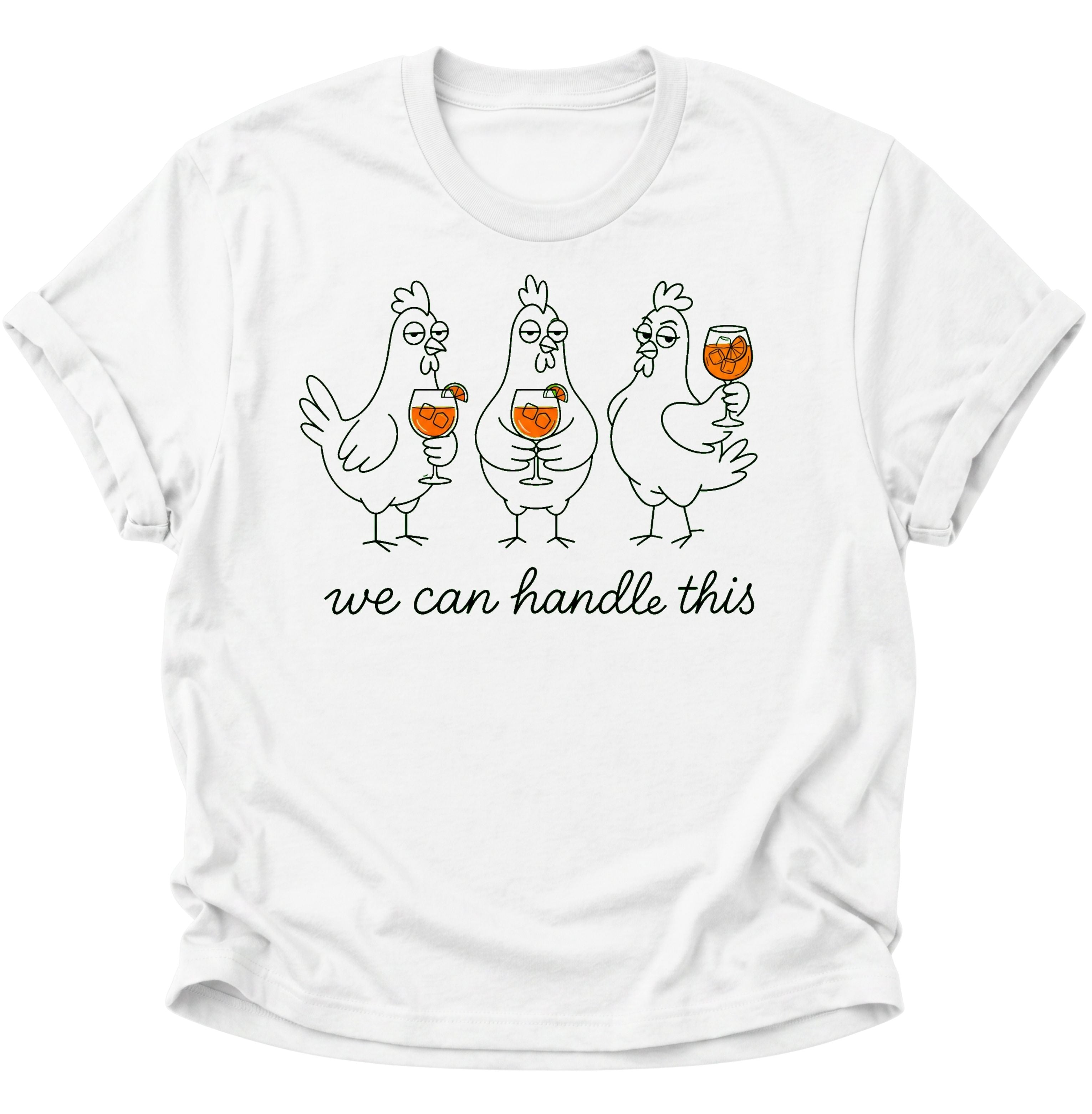 Weißes Unisex T-Shirt mit drei Hühnern, orangefarbenen Drinks und „we can handle this“ von Pine & River.
